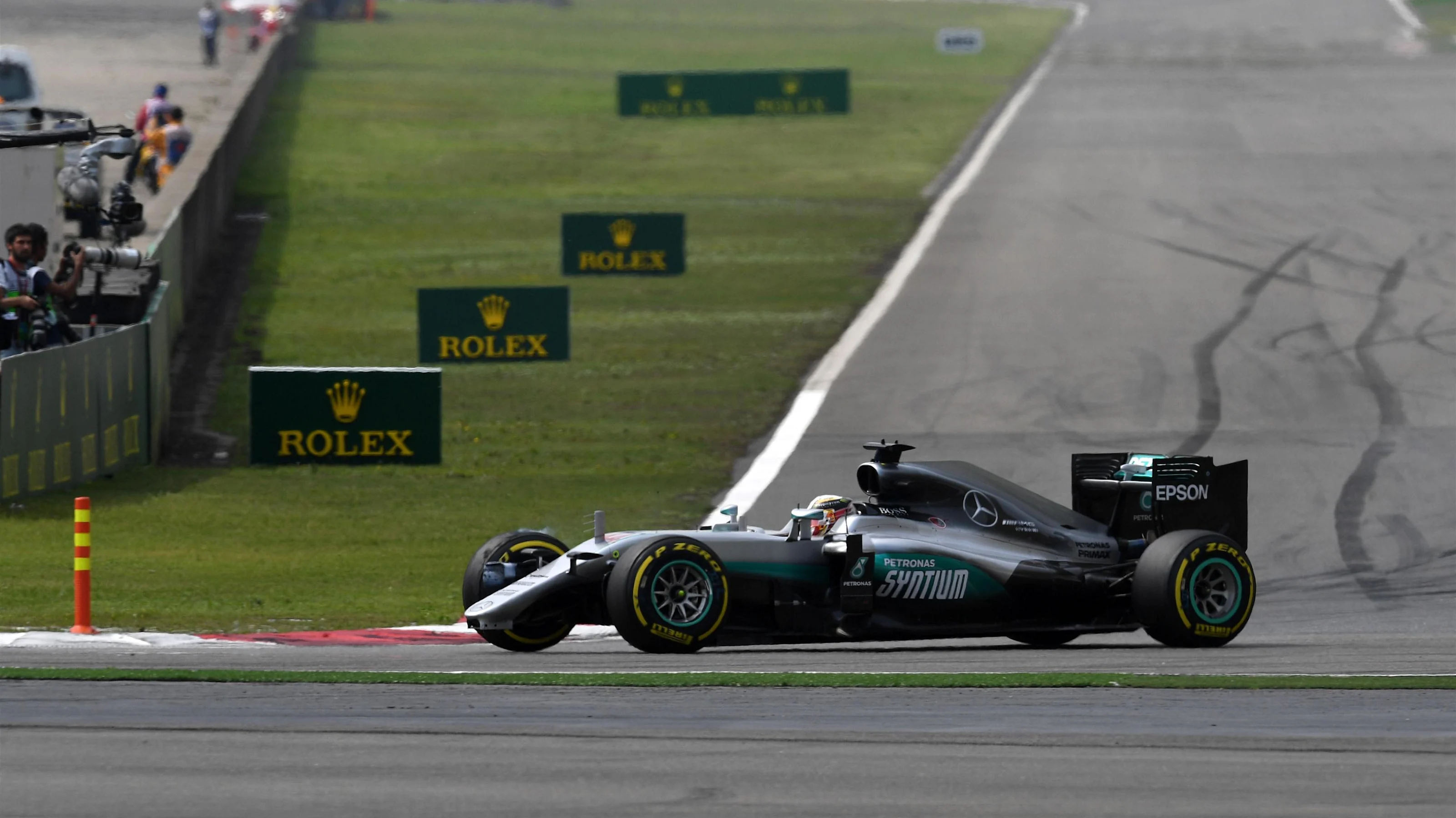 Lewis Hamilton (GBR) Mercedes-Benz F1 W07 Hybrid with front wing damage on lap one at Formula One