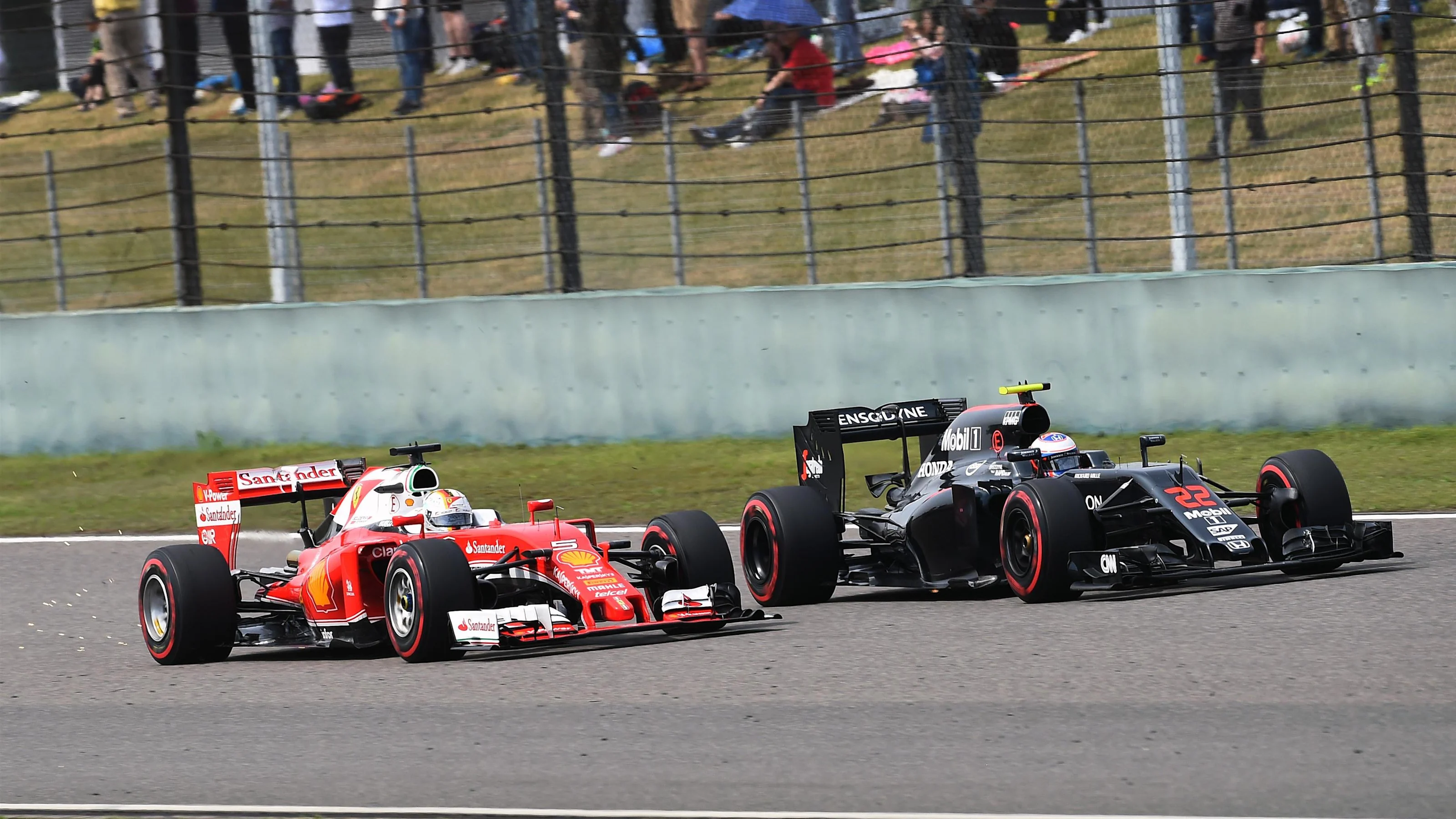 Sebastian Vettel (GER) Ferrari SF16-H and Fernando Alonso (ESP) McLaren MP4-31 battle at Formula