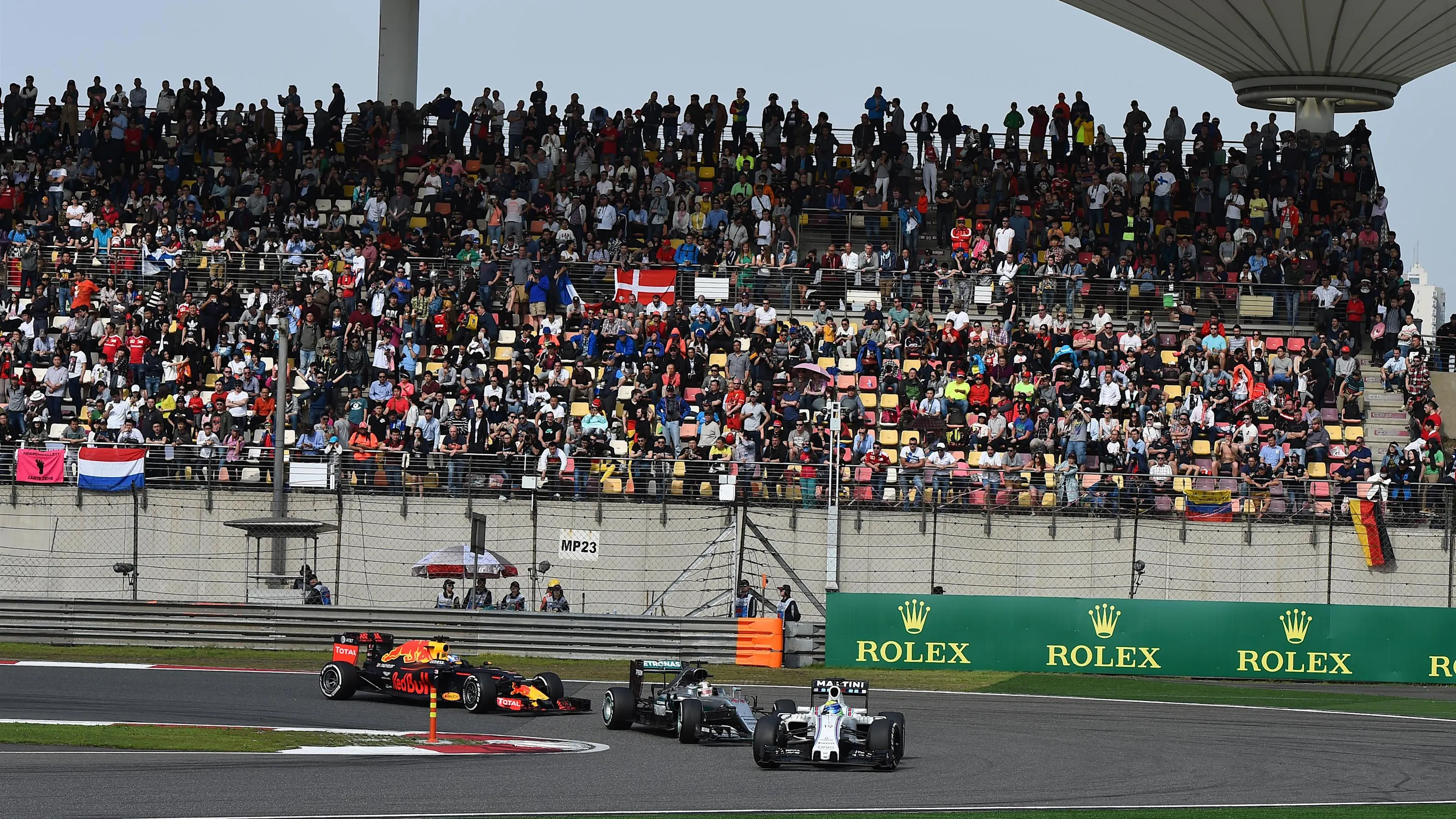 Felipe Massa (BRA) Williams FW38 leads Lewis Hamilton (GBR) Mercedes-Benz F1 W07 Hybrid and Daniel