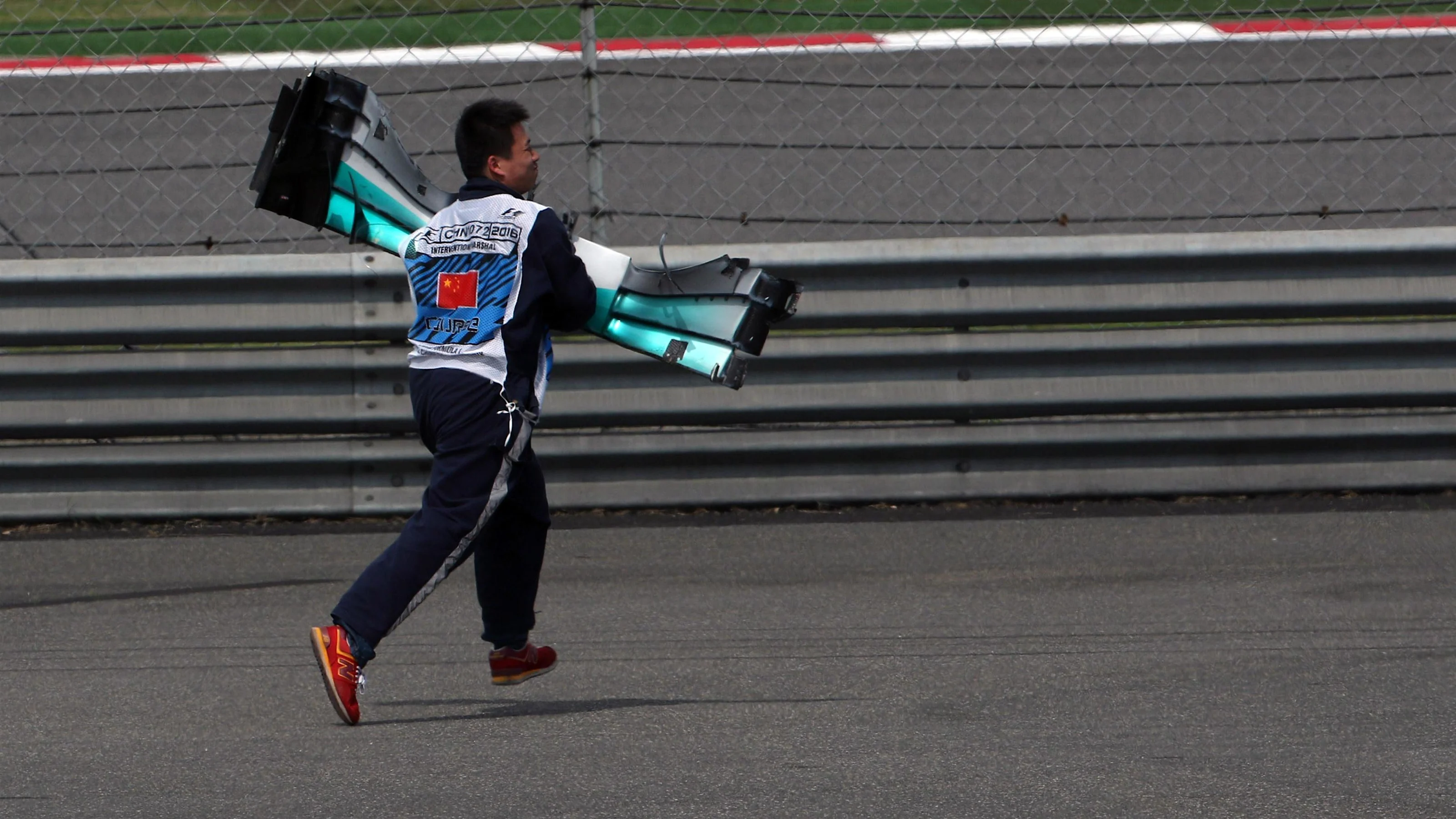 Marshal collects the damaged front wing of Lewis Hamilton (GBR) Mercedes-Benz F1 W07 Hybrid at