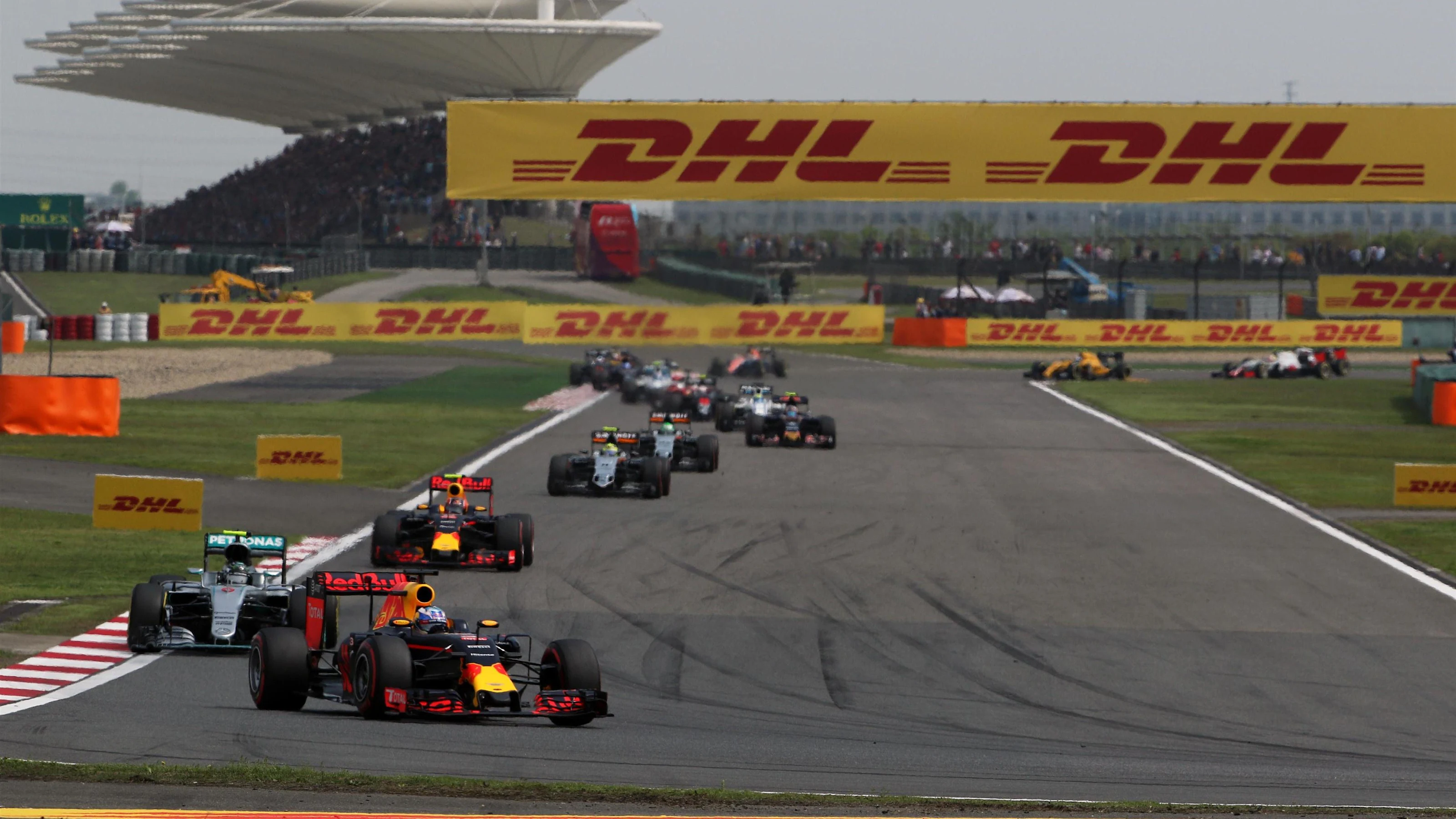 Daniel Ricciardo (AUS) Red Bull Racing RB12 leads at the start of the race at Formula One World