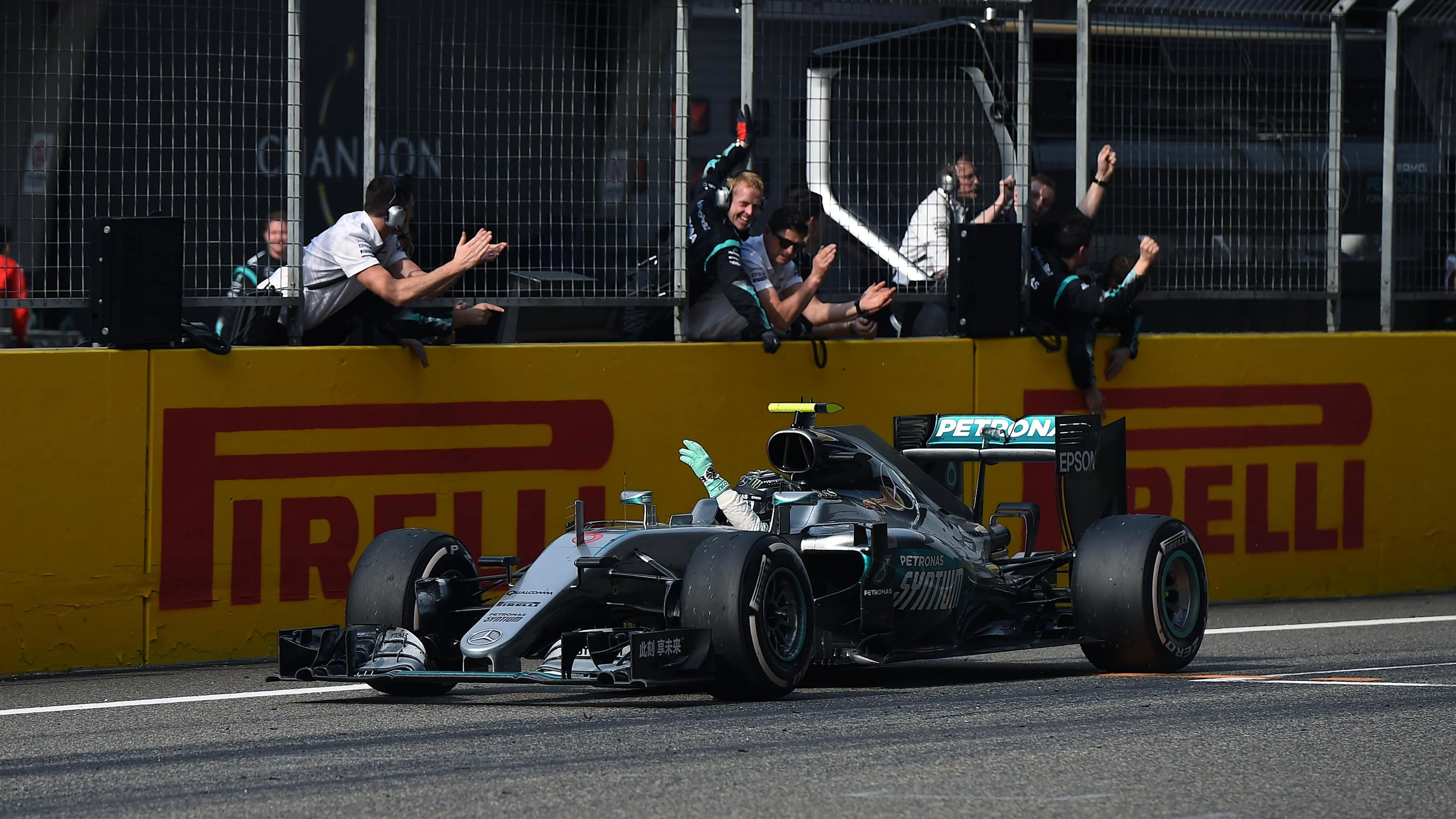 Race winner Nico Rosberg (GER) Mercedes-Benz F1 W07 Hybrid crosses the line at Formula One World
