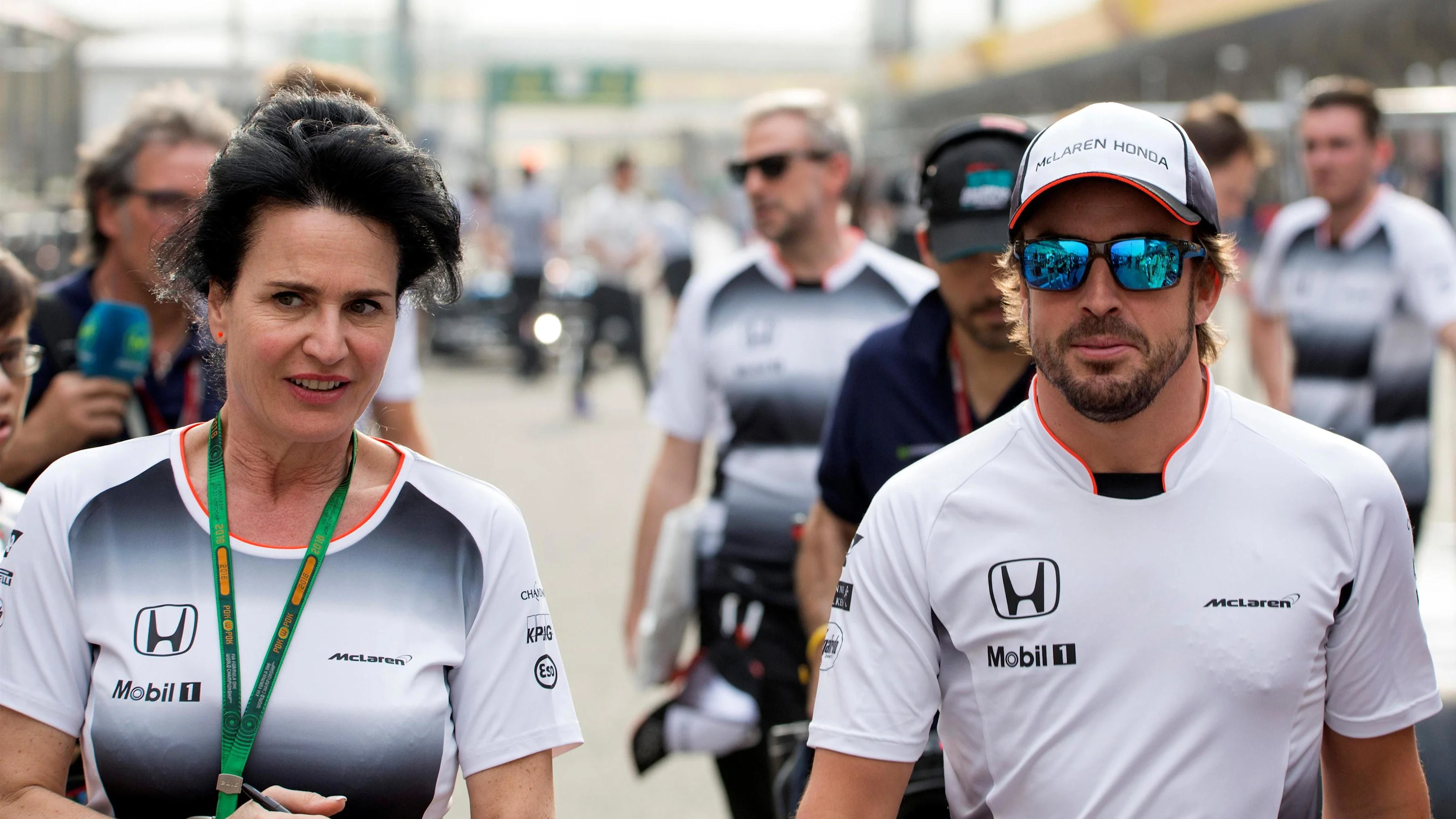 Fernando Alonso (ESP) McLaren and Silvia Hoffer Frangipane, McLaren Press Officer at Formula One