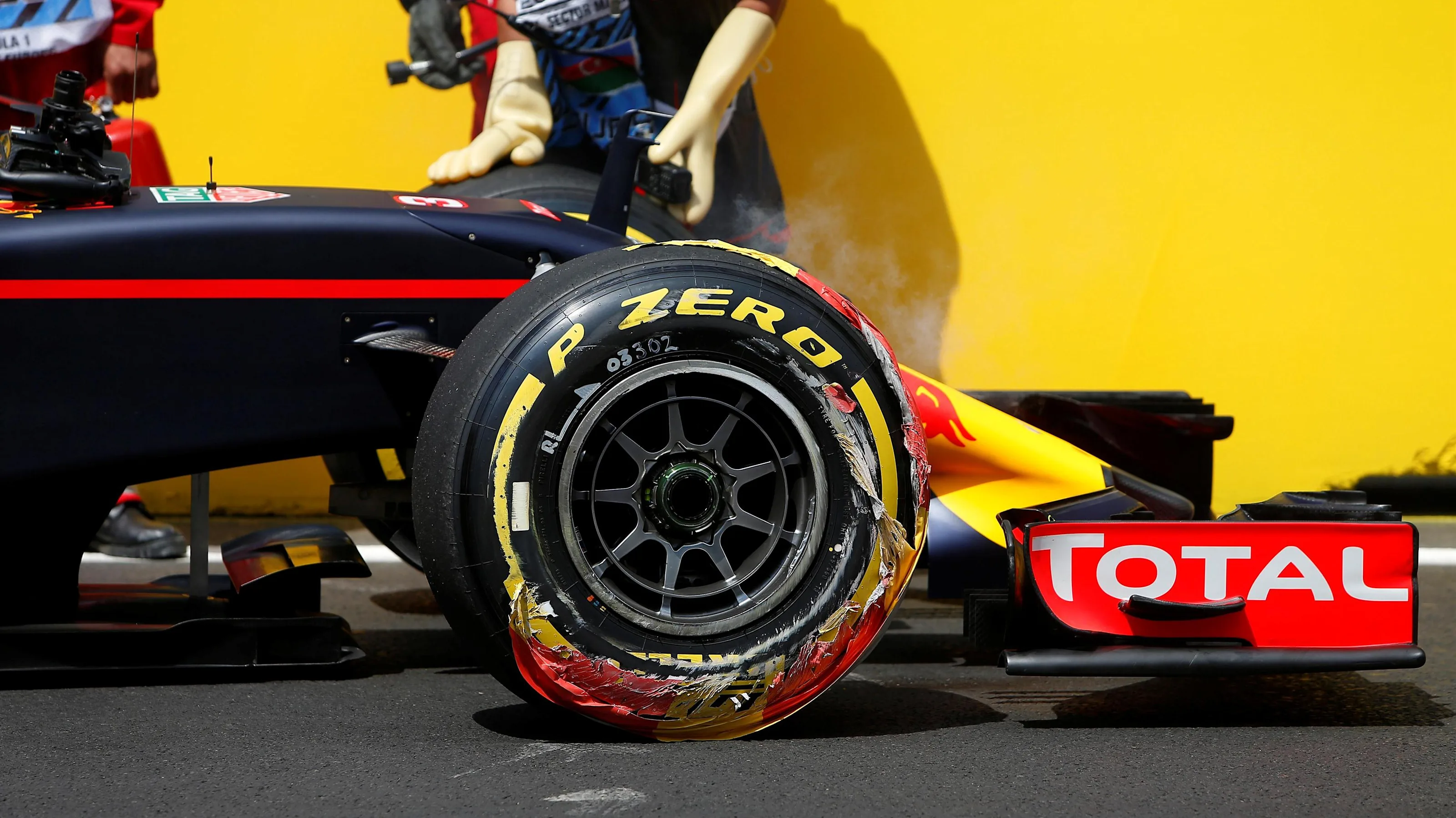 Daniel Ricciardo (AUS) Red Bull Racing RB12 crashed in FP1 at Formula One World Championship, Rd8,