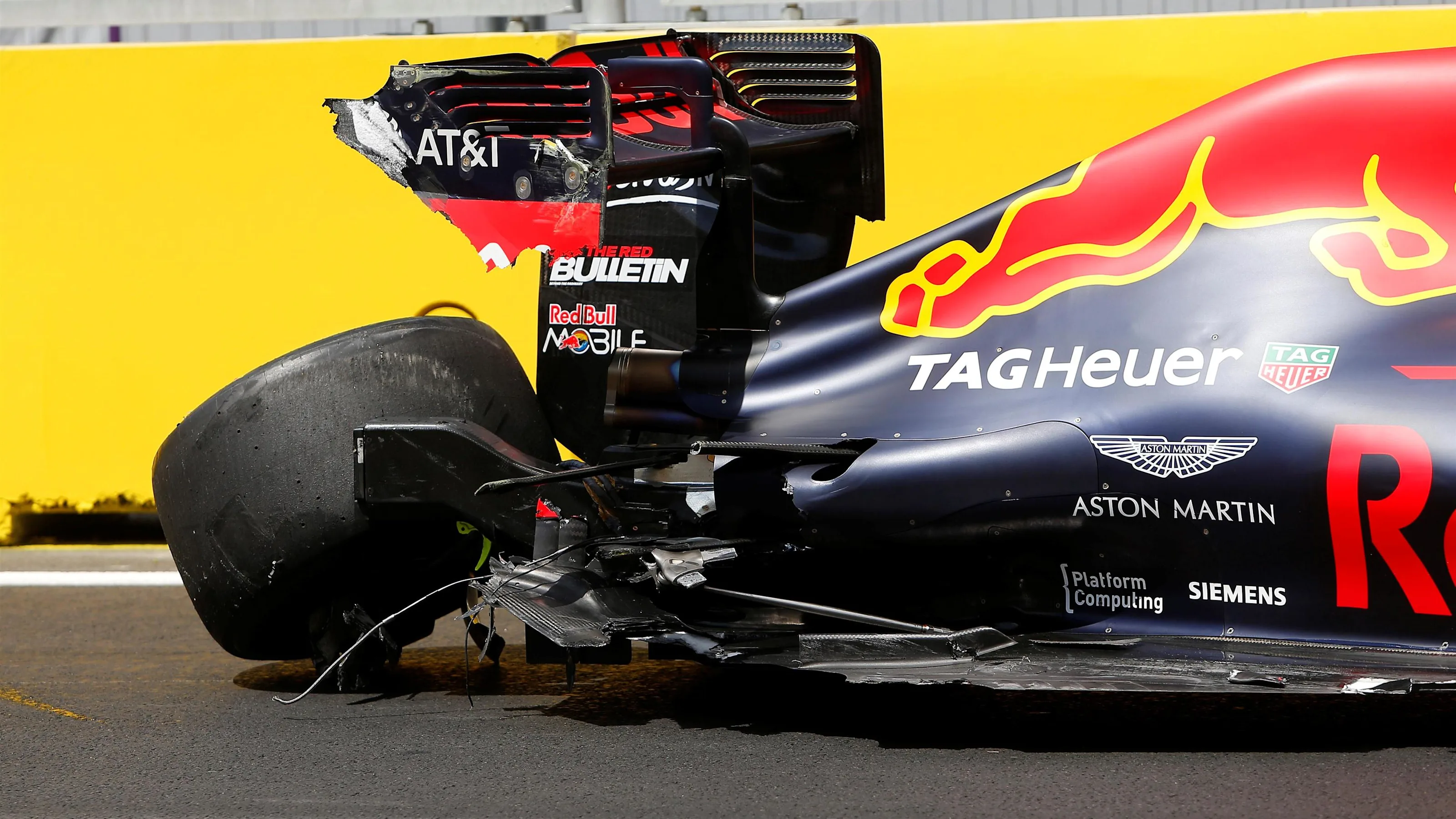 Daniel Ricciardo (AUS) Red Bull Racing RB12 crashed in FP1 at Formula One World Championship, Rd8,