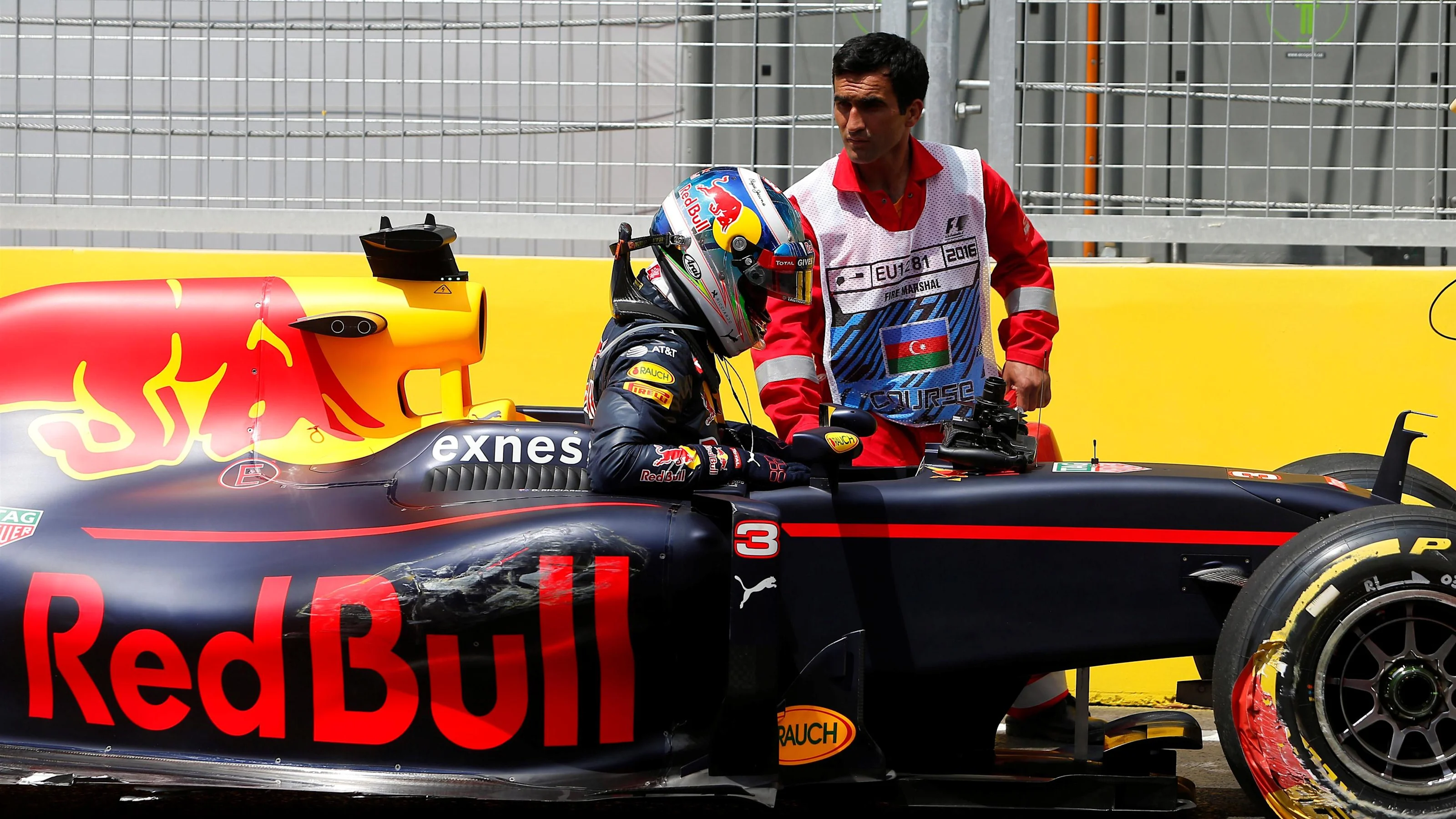 Daniel Ricciardo (AUS) Red Bull Racing RB12 crashed in FP1 at Formula One World Championship, Rd8,