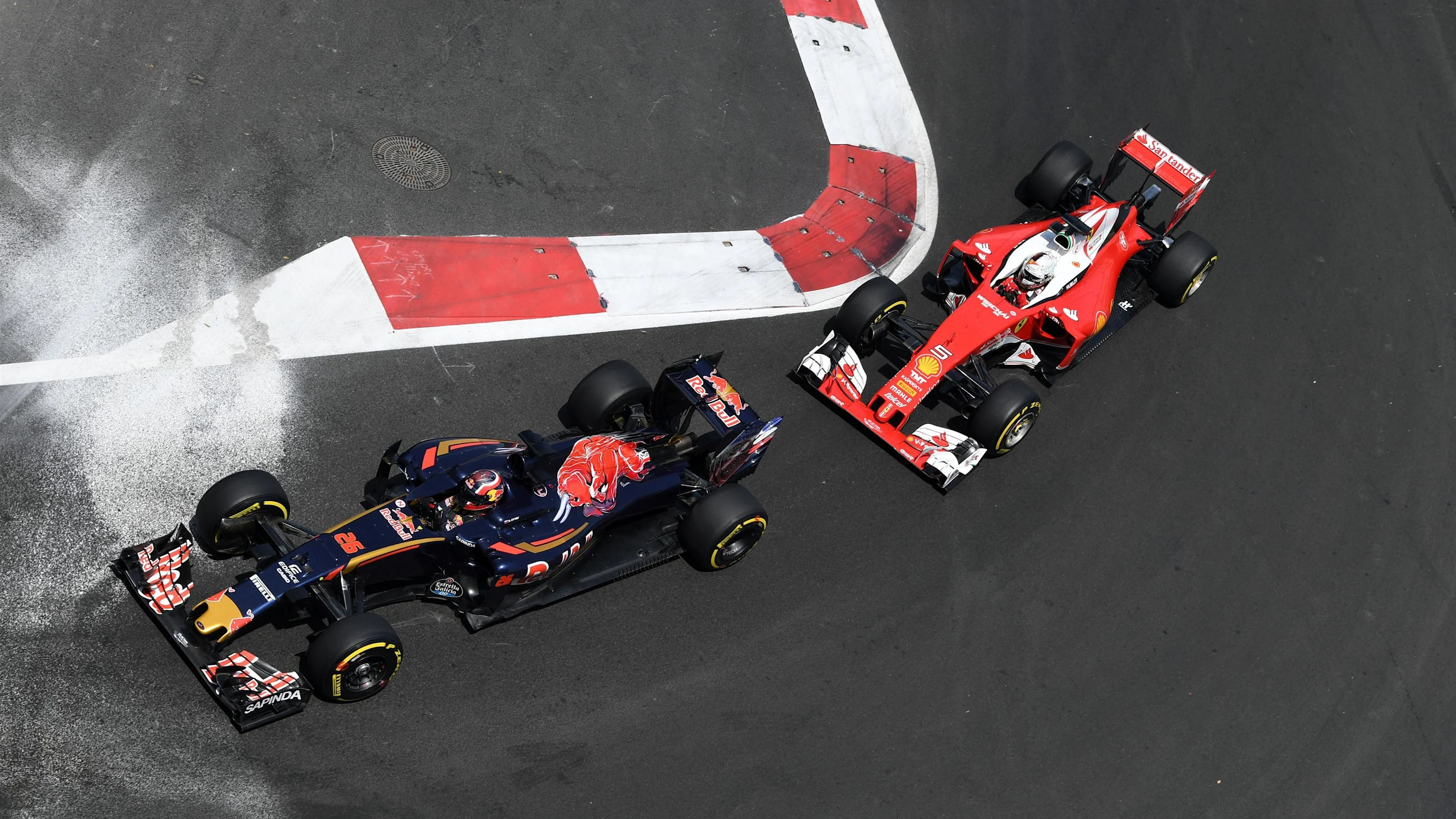 Daniil Kvyat (RUS) Scuderia Toro Rosso STR11 and Sebastian Vettel (GER) Ferrari SF16-H at Formula