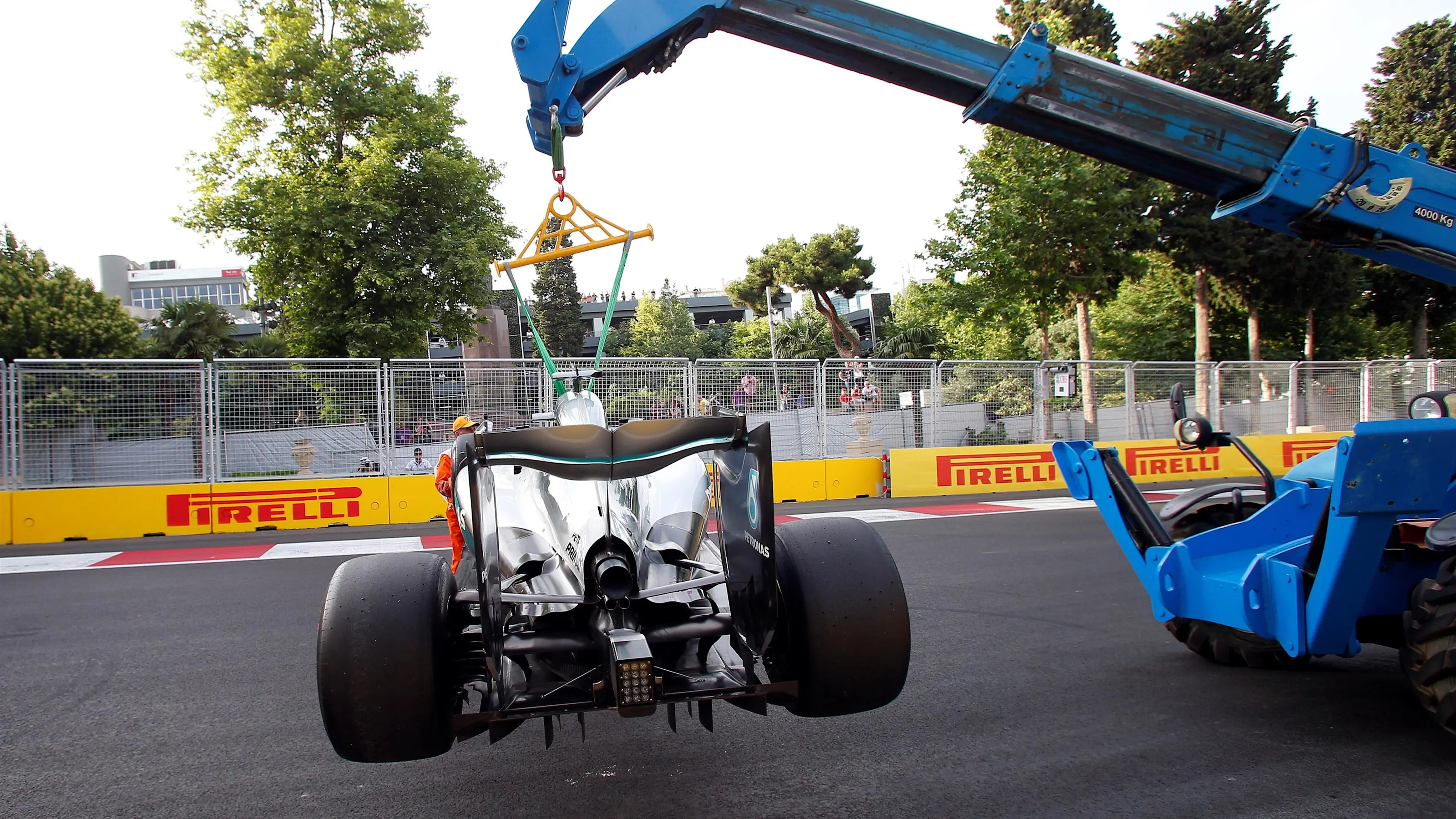 The car of Lewis Hamilton (GBR) Mercedes-Benz F1 W07 Hybrid is recovered after crashing out in Q3