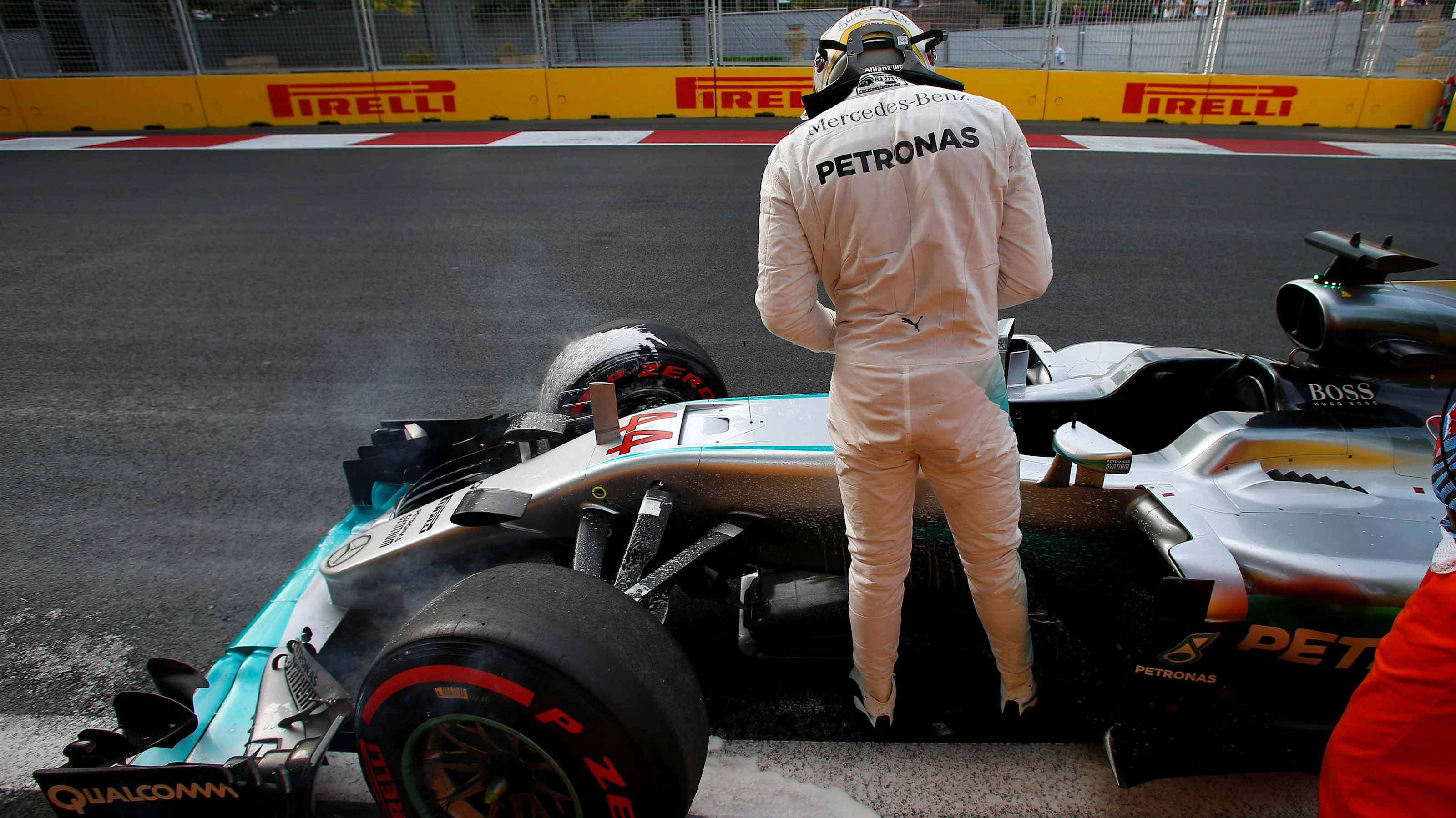Lewis Hamilton (GBR) Mercedes-Benz F1 W07 Hybrid crashed in Q3 at Formula One World Championship,