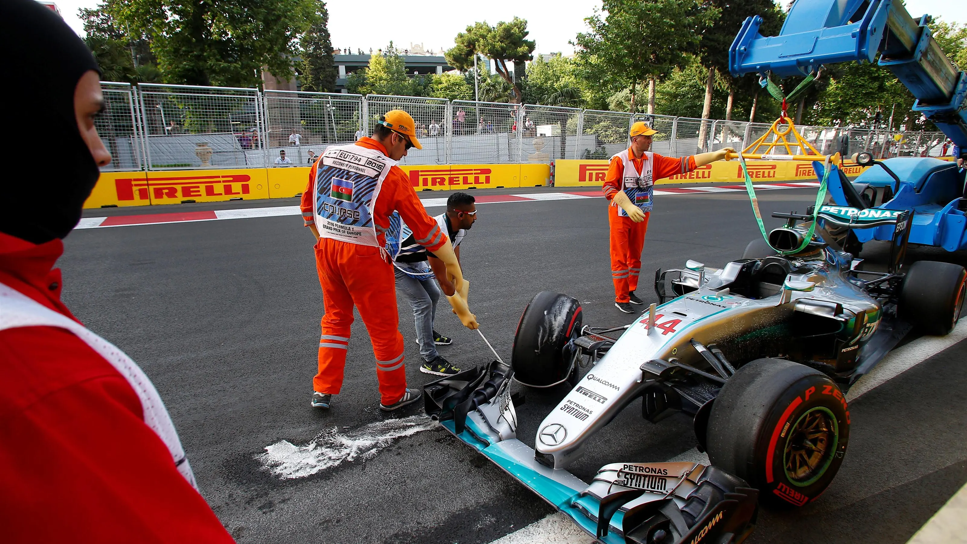 The car of Lewis Hamilton (GBR) Mercedes-Benz F1 W07 Hybrid is recovered by the marshals after
