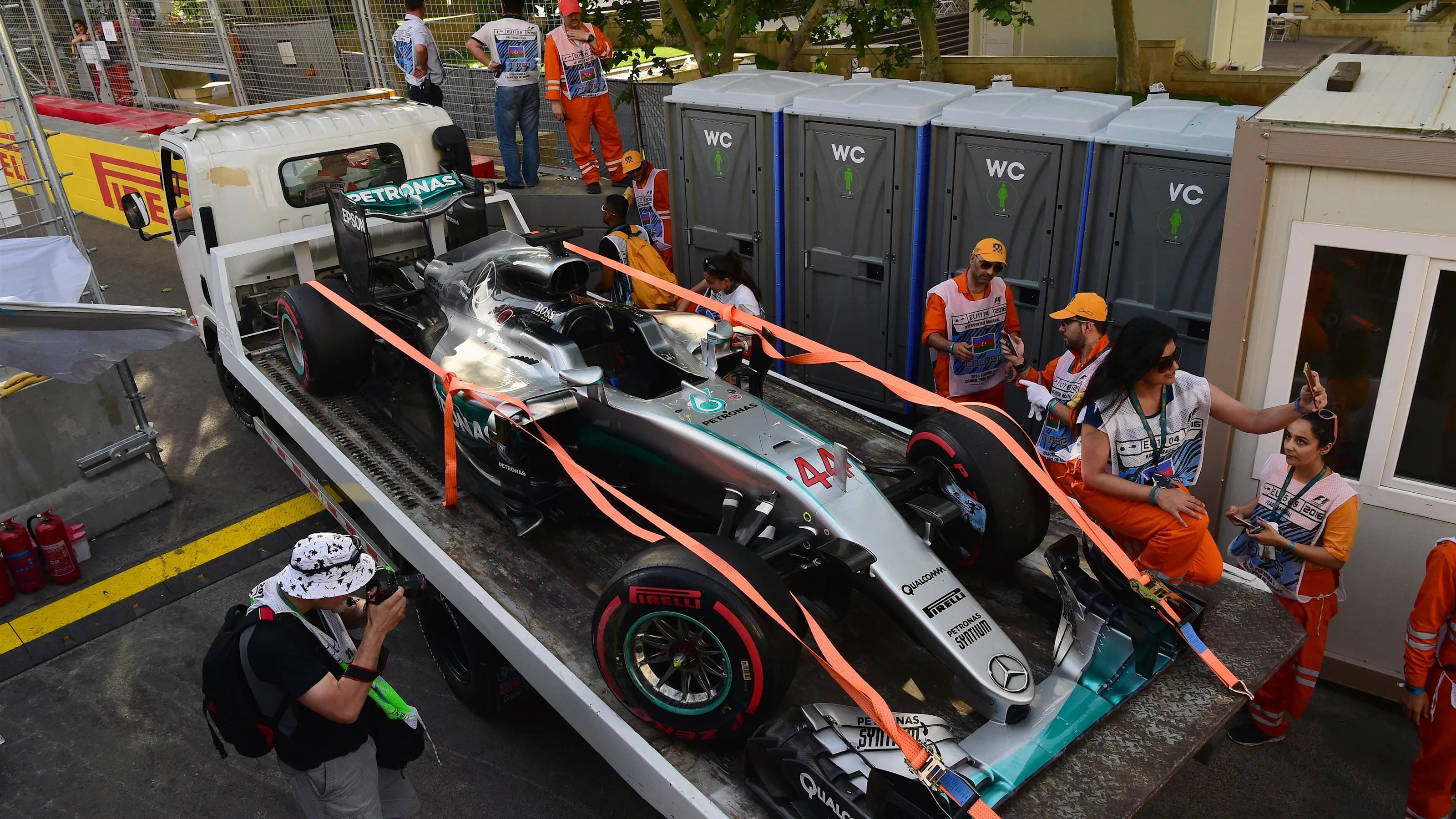 The crashed car of Lewis Hamilton (GBR) Mercedes-Benz F1 W07 Hybrid in Q3 at Formula One World
