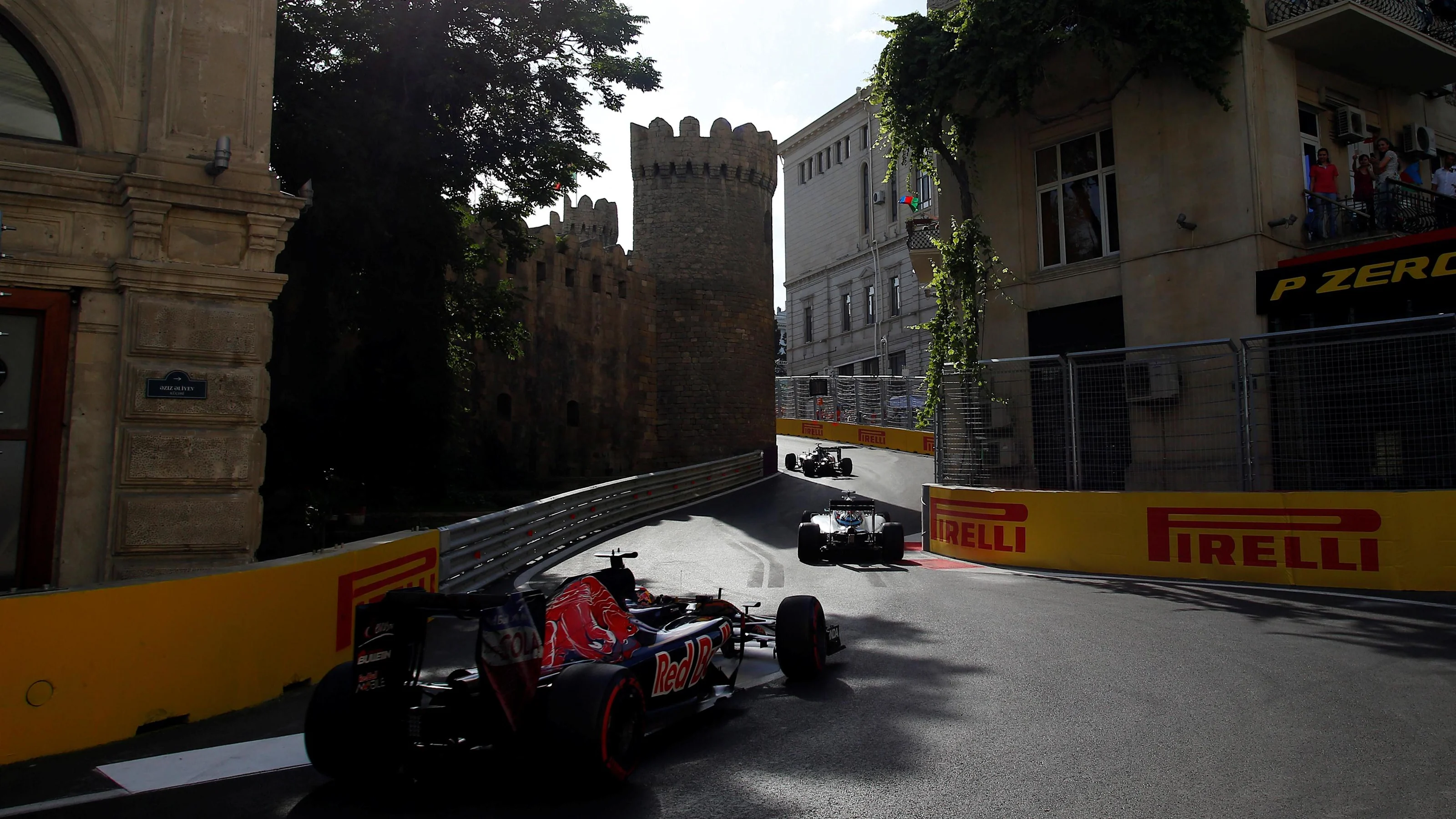 Carlos Sainz jr (ESP) Scuderia Toro Rosso STR11 at the start of the race at Formula One World