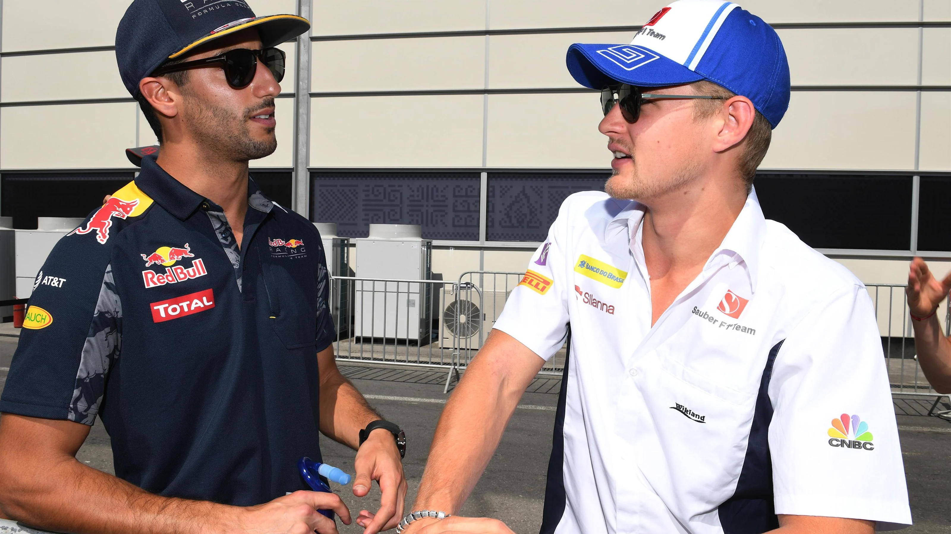 Daniel Ricciardo (AUS) Red Bull Racing and Marcus Ericsson (SWE) Sauber on the drivers parade at