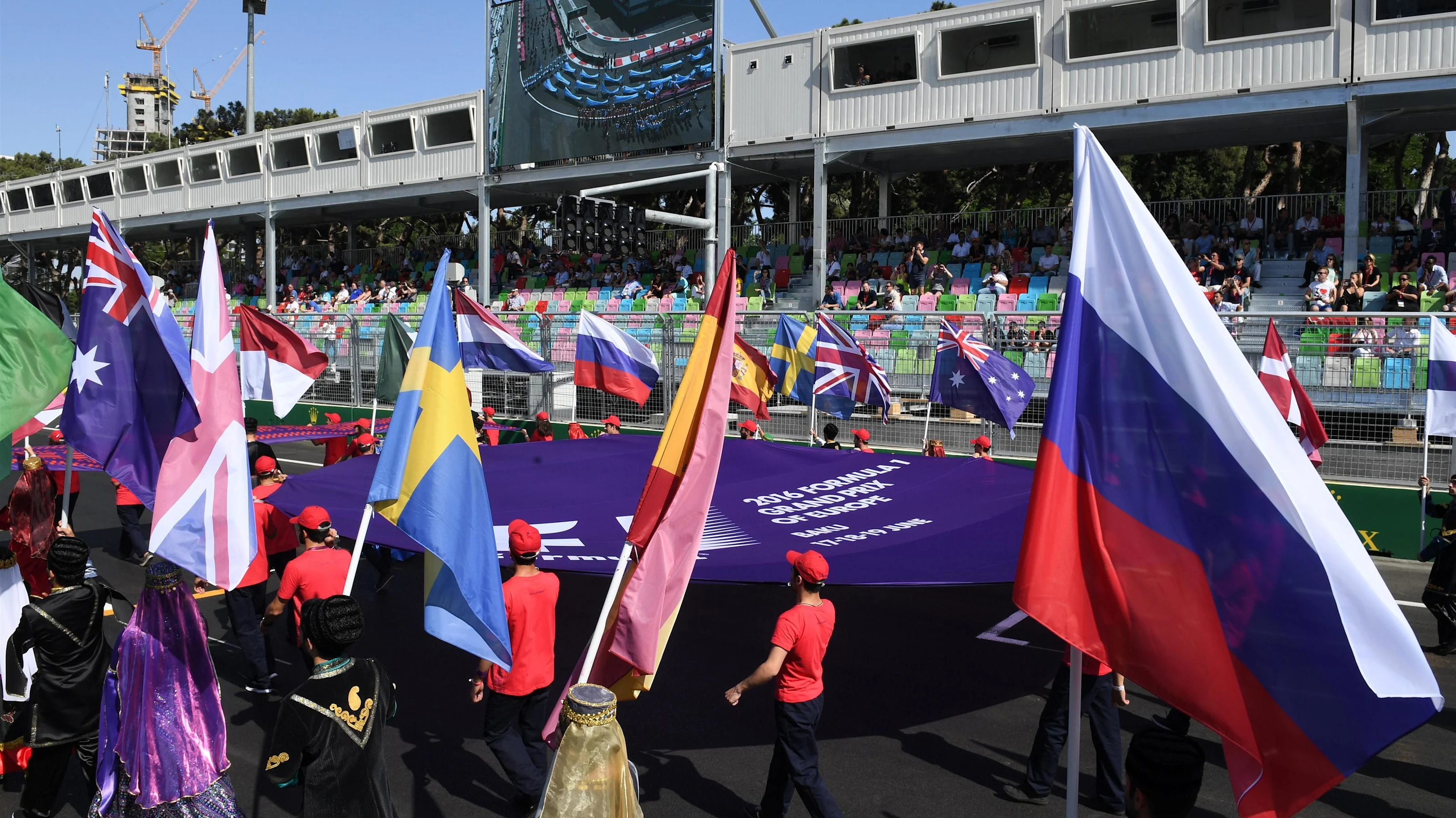 Grid entertainment at Formula One World Championship, Rd8, European Grand Prix, Race, Baku City