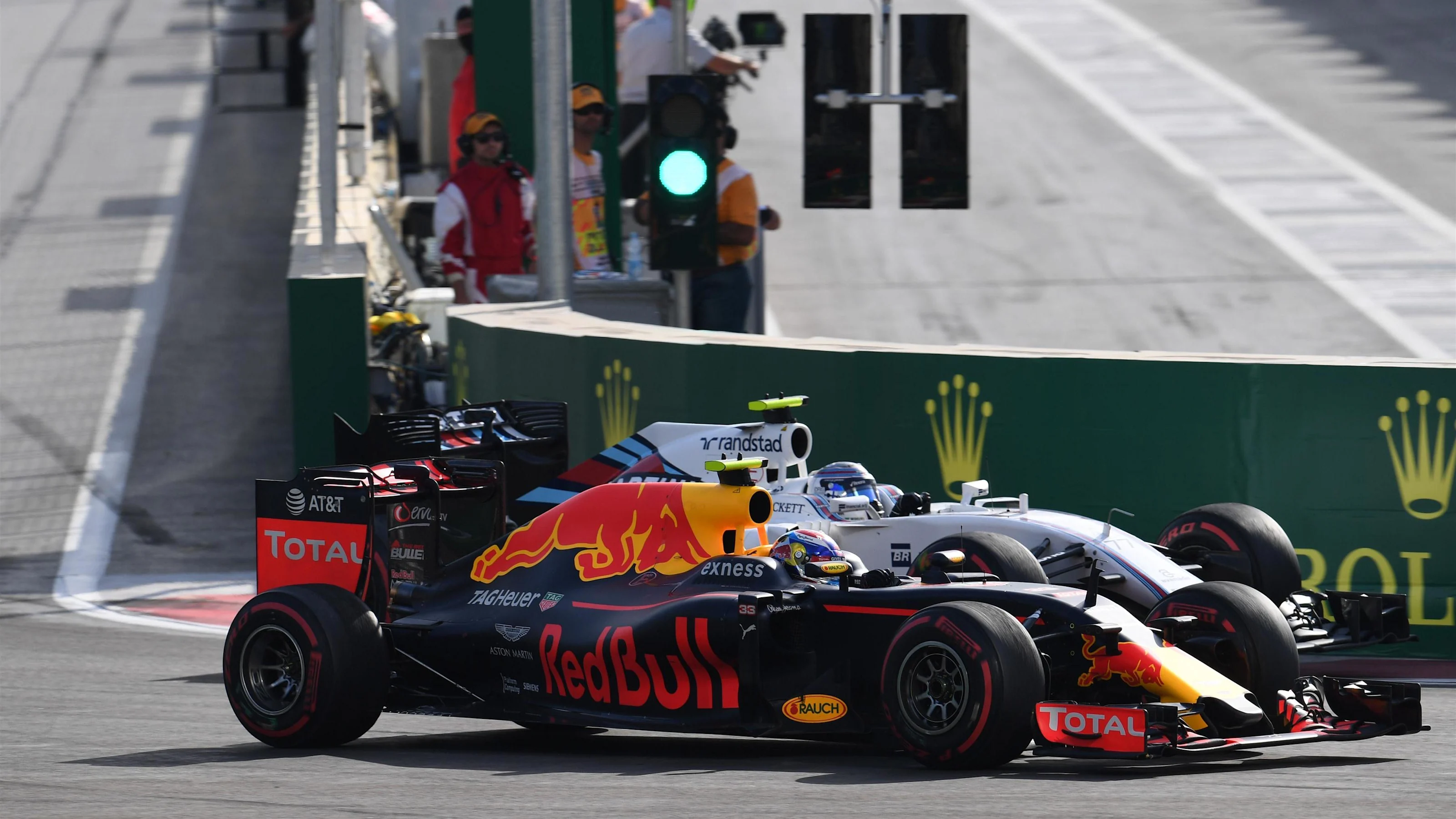 Max Verstappen (NED) Red Bull Racing RB12 and Felipe Massa (BRA) Williams FW38 battle at Formula