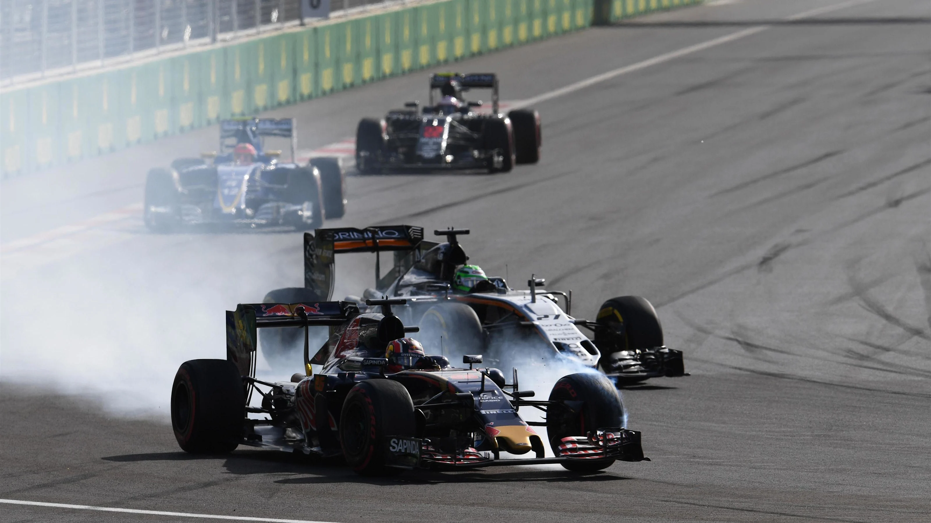 Daniil Kvyat (RUS) Scuderia Toro Rosso STR11 locks up and Nico Hulkenberg (GER) Force India VJM09
