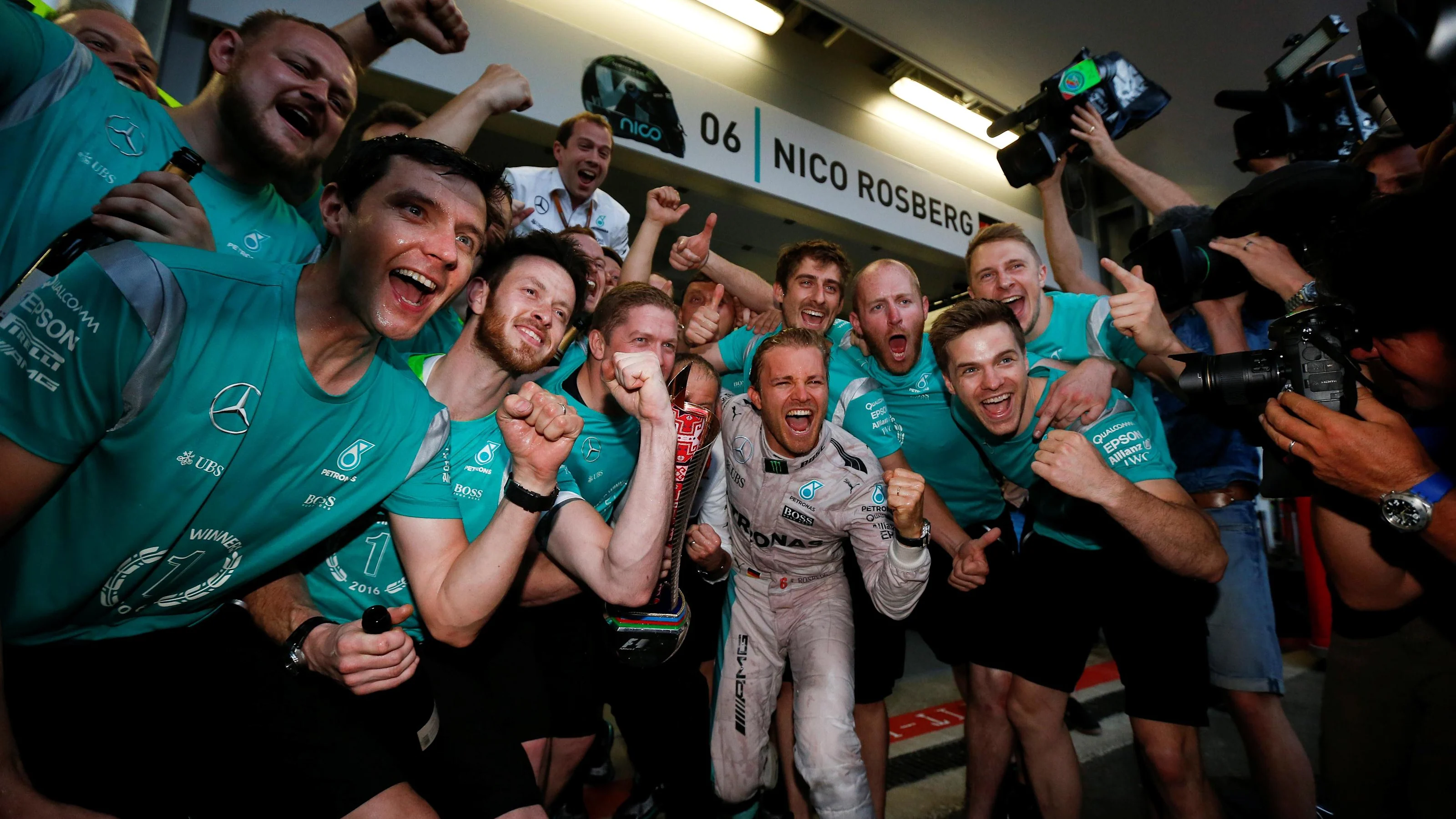 Race winner Nico Rosberg (GER) Mercedes AMG F1 celebrates with the team at Formula One World