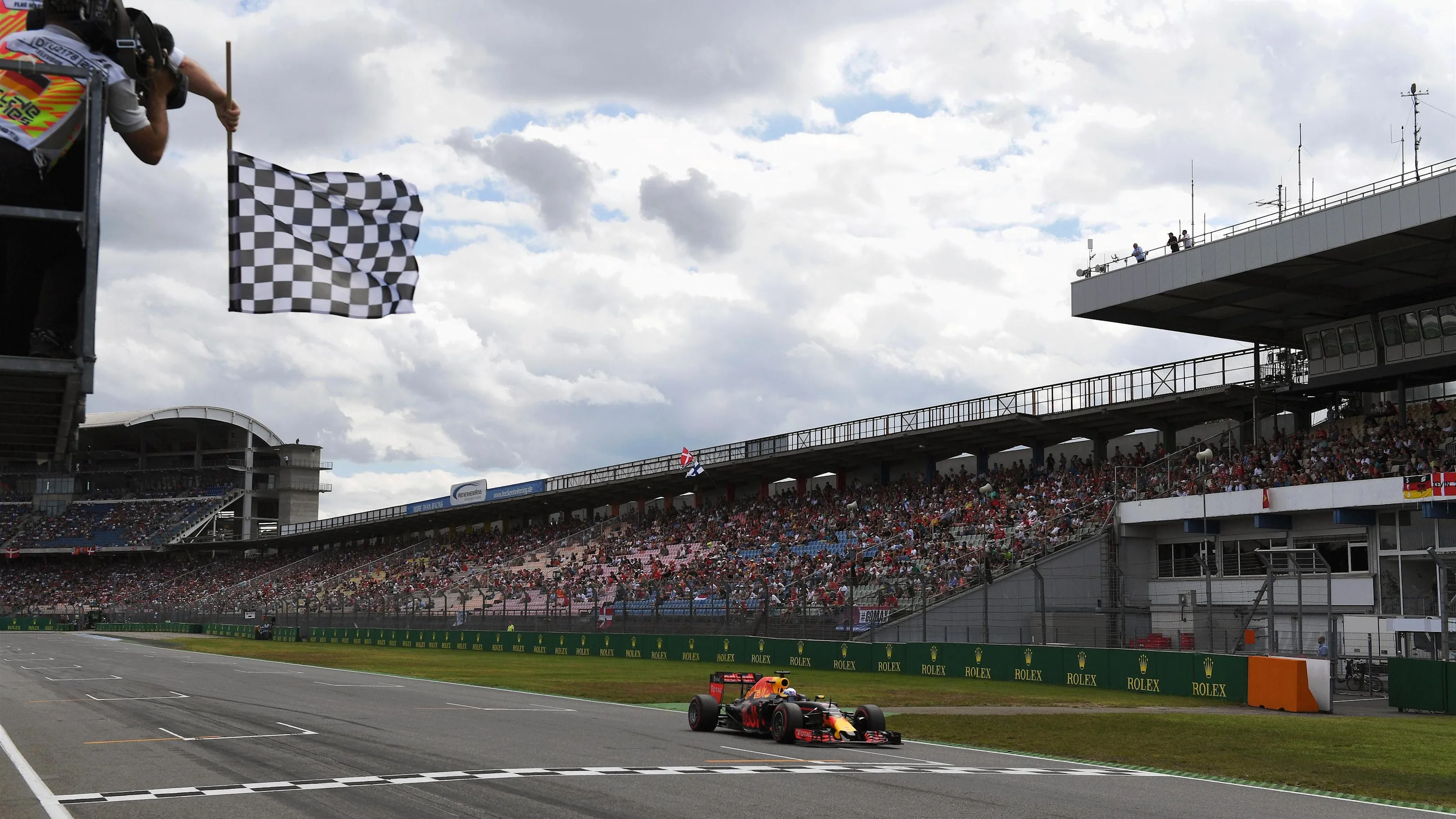 Daniel Ricciardo (AUS) Red Bull Racing RB12 takes the chequered flag at the end of Qualifying at