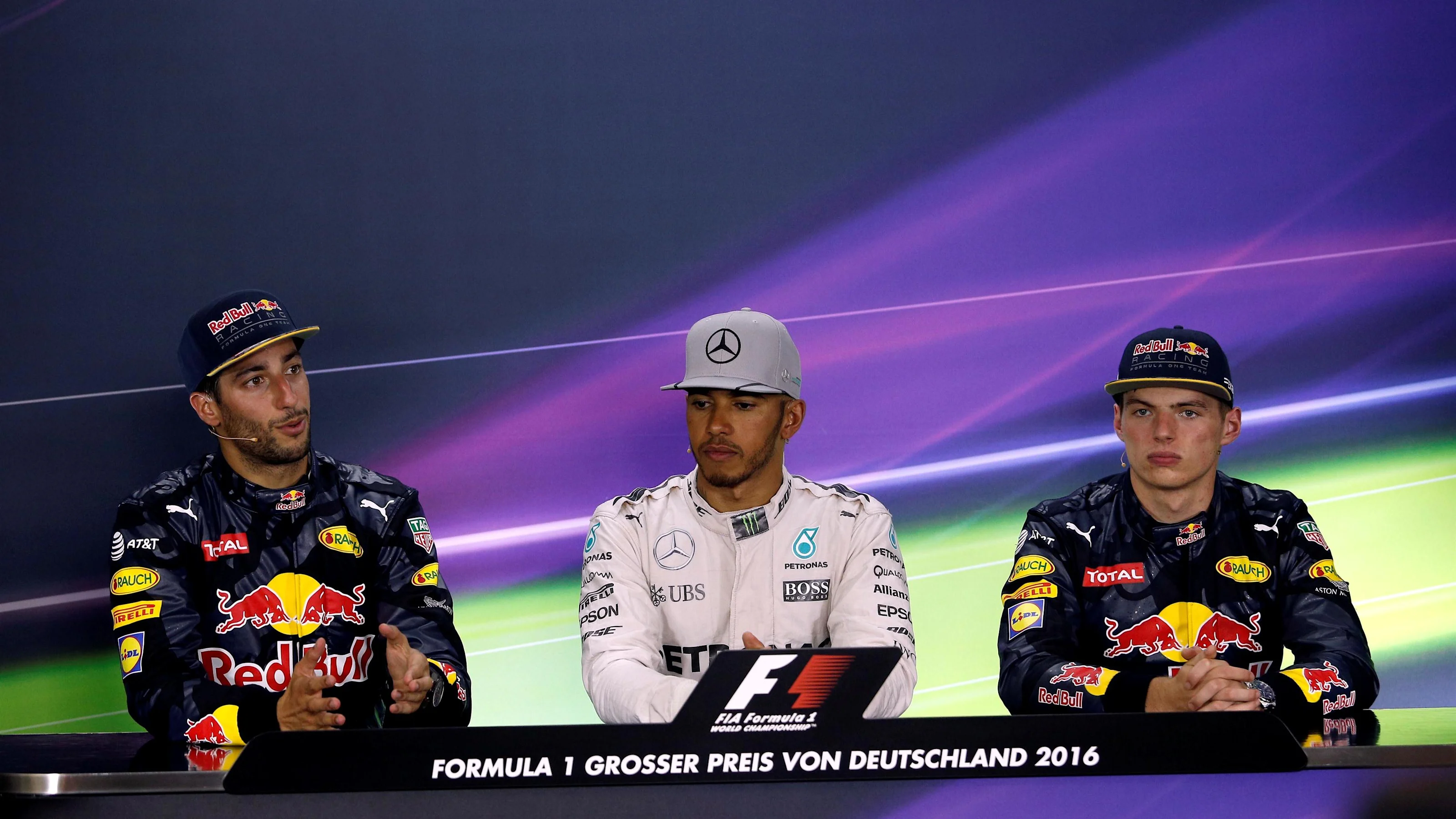 Daniel Ricciardo (AUS) Red Bull Racing, race winerr Lewis Hamilton (GBR) Mercedes AMG F1 and Max
