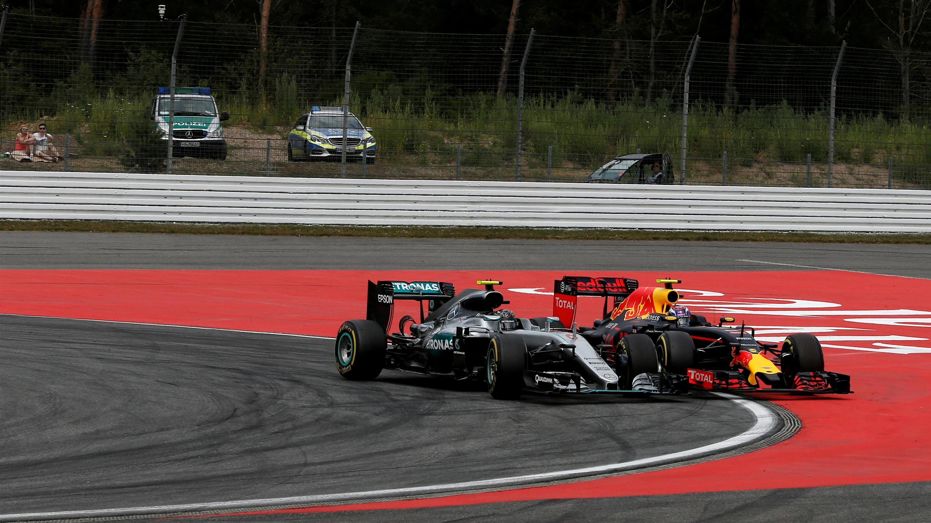 Nico Rosberg (GER) Mercedes-Benz F1 W07 Hybrid and Max Verstappen (NED) Red Bull Racing RB12 battle