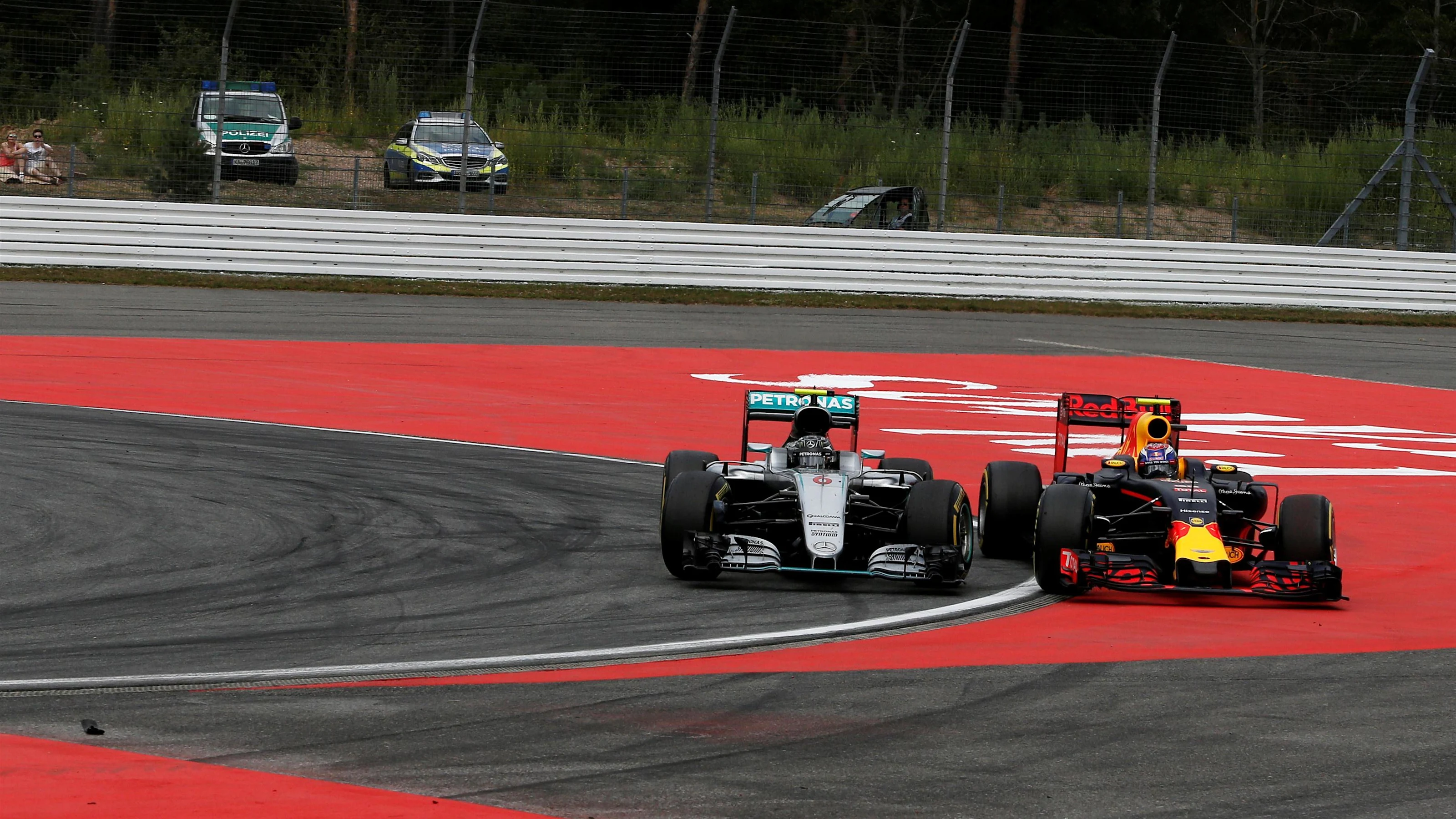 Nico Rosberg (GER) Mercedes-Benz F1 W07 Hybrid and Max Verstappen (NED) Red Bull Racing RB12 battle
