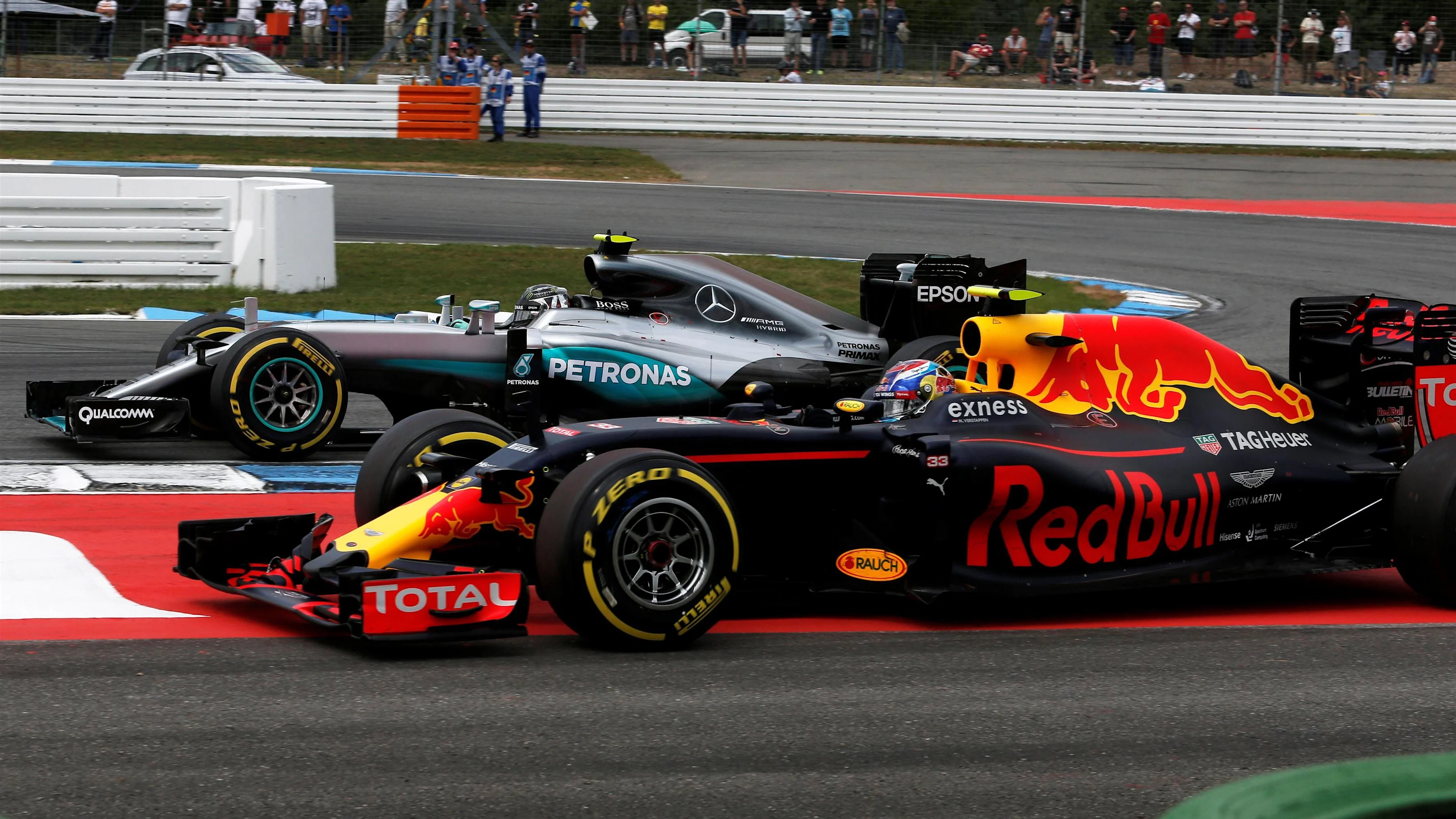 Nico Rosberg (GER) Mercedes-Benz F1 W07 Hybrid and Max Verstappen (NED) Red Bull Racing RB12 battle