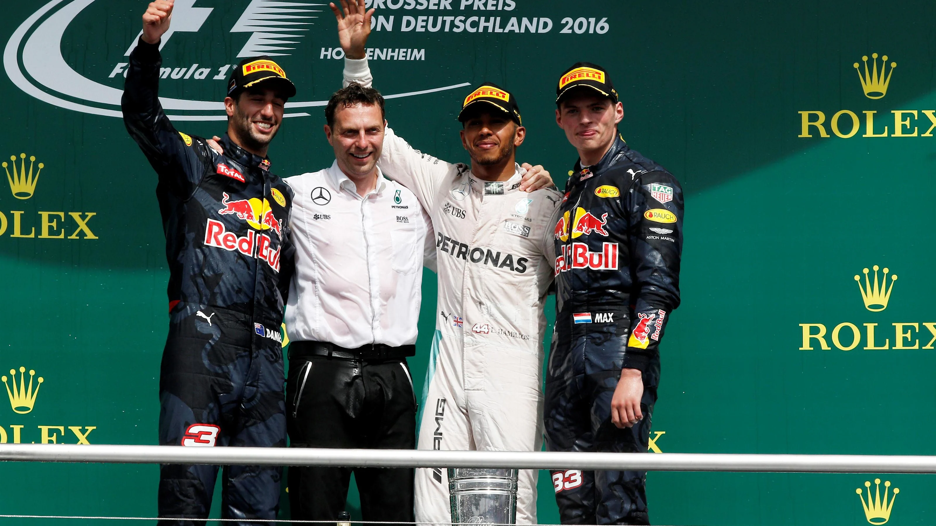 (L to R): Daniel Ricciardo (AUS) Red Bull Racing, Lewis Hamilton (GBR) Mercedes AMG F1 and Max