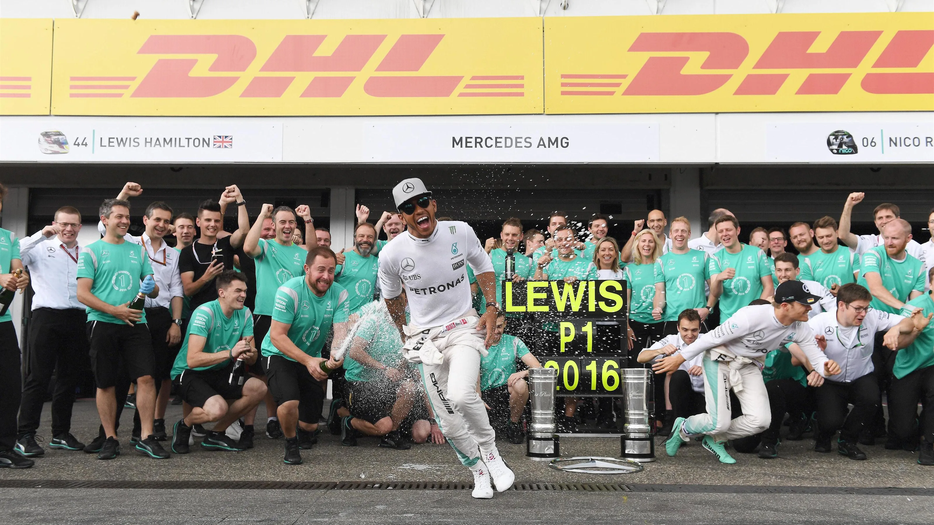 Race winner Lewis Hamilton (GBR) Mercedes AMG F1 celebrates with the team at Formula One World