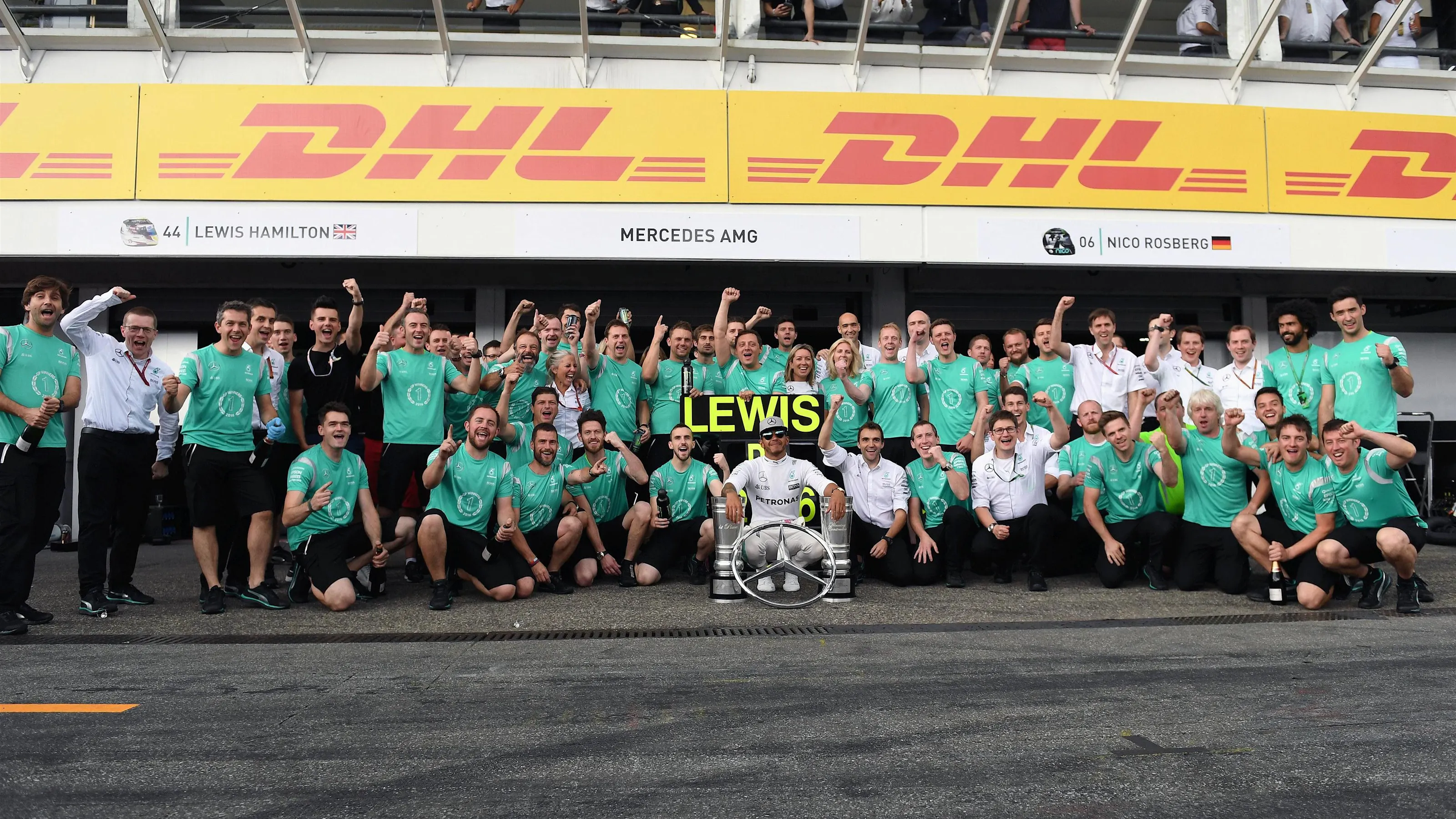 Race winner Lewis Hamilton (GBR) Mercedes AMG F1 celebrates with the team at Formula One World