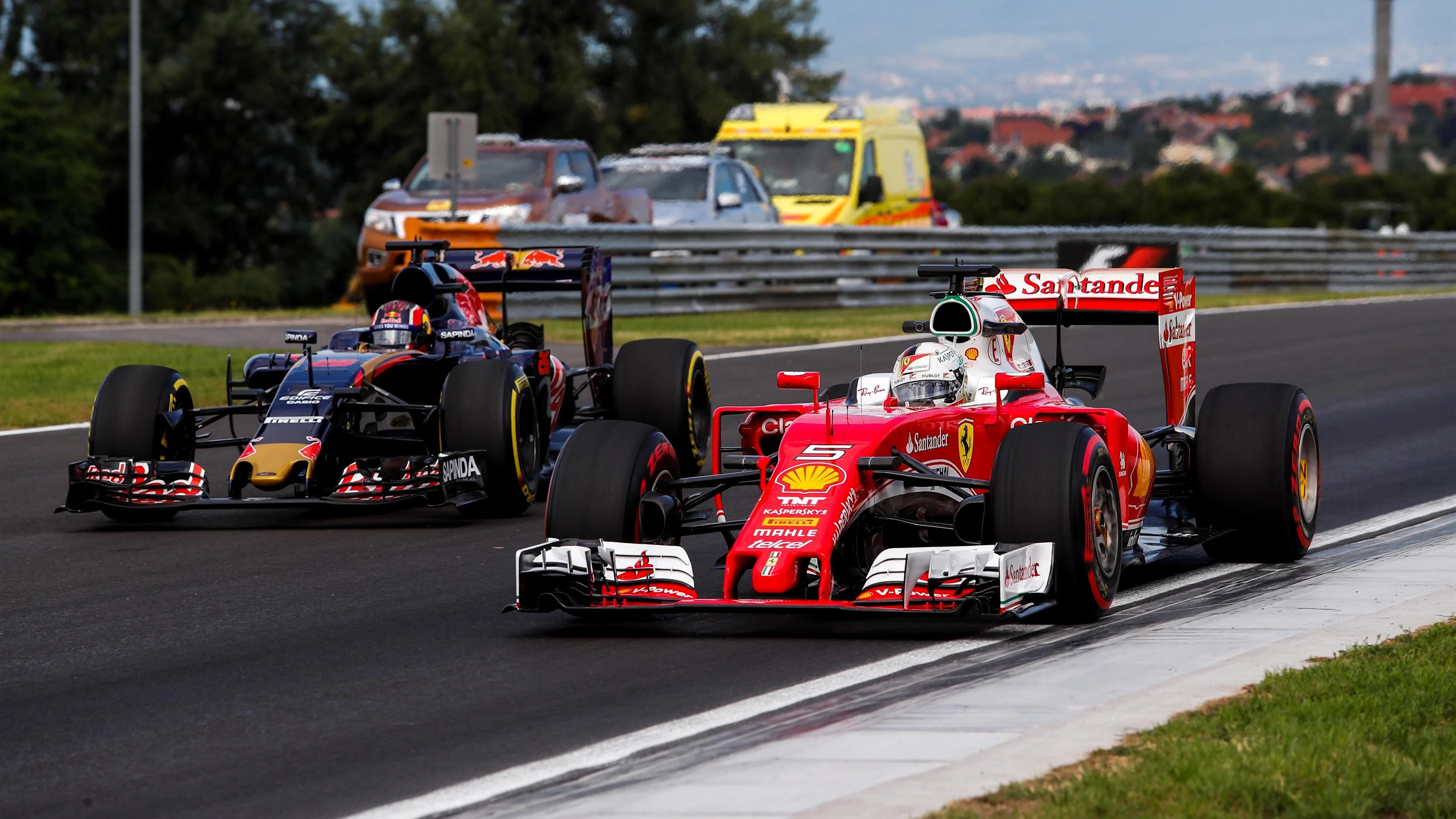 Sebastian Vettel (GER) Ferrari SF16-H and Daniil Kvyat (RUS) Scuderia Toro Rosso STR11 at Formula