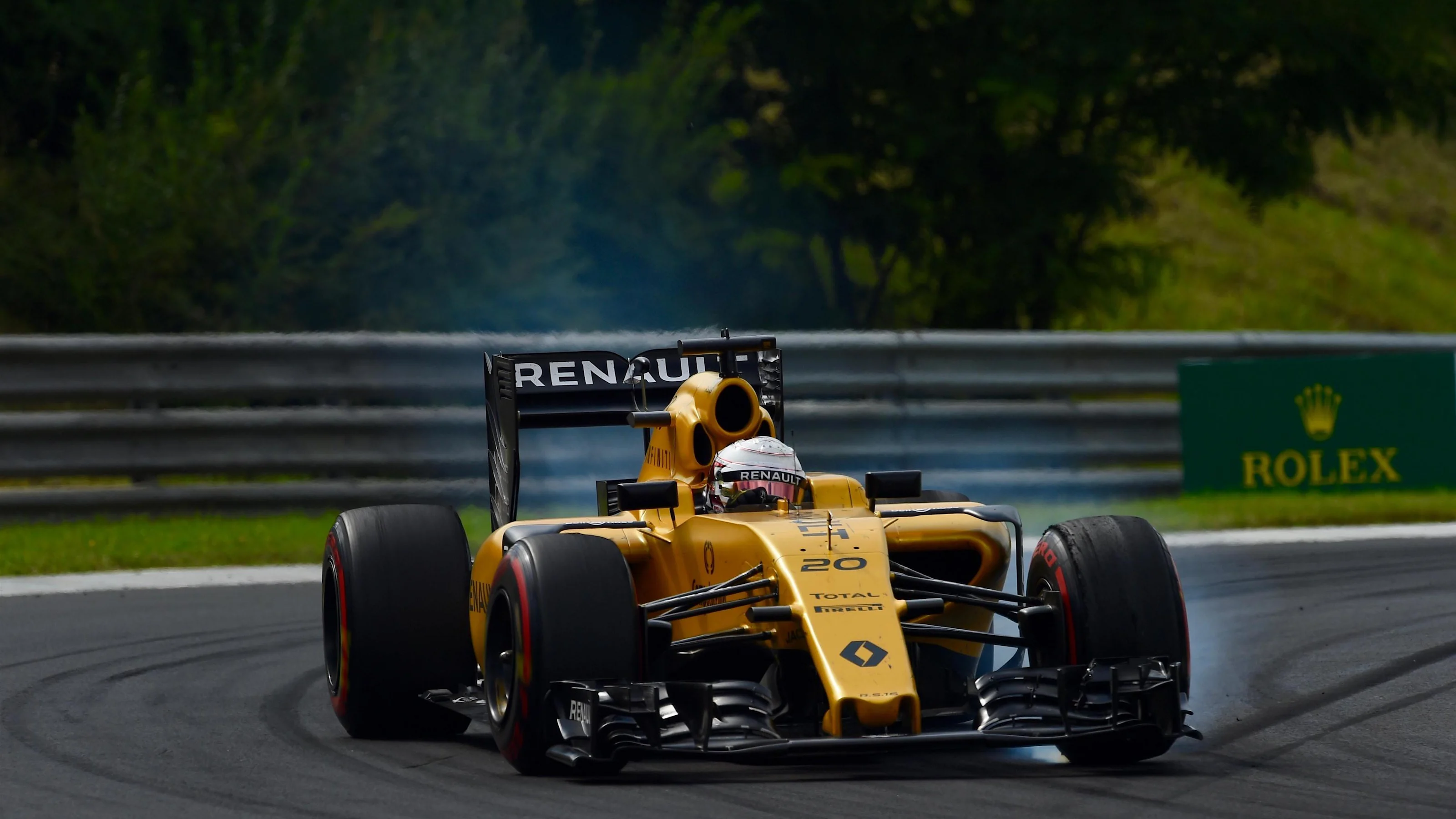 Kevin Magnussen (DEN) Renault Sport F1 Team RS16 locks up at Formula One World Championship, Rd11,