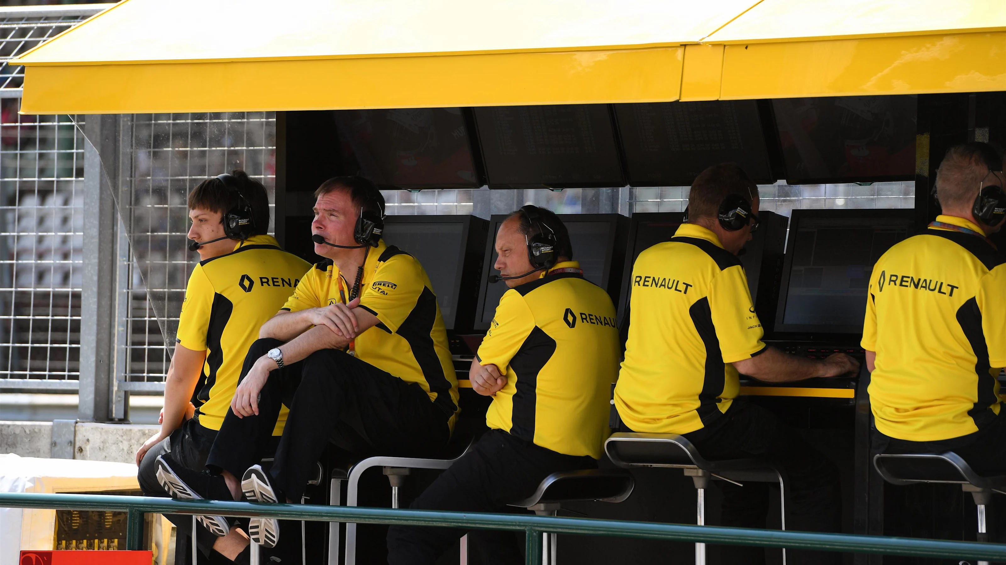 Alan Permane (GBR) Renault Sport F1 Team Race Engineer and Frederic Vasseur (FRA) Renault Sport F1