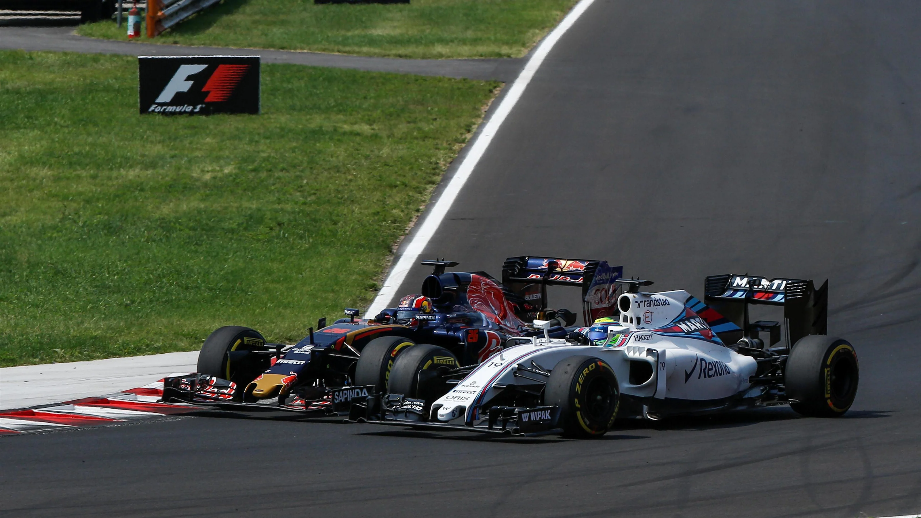 Felipe Massa (BRA) Williams FW38 and Daniil Kvyat (RUS) Scuderia Toro Rosso STR11 battle for