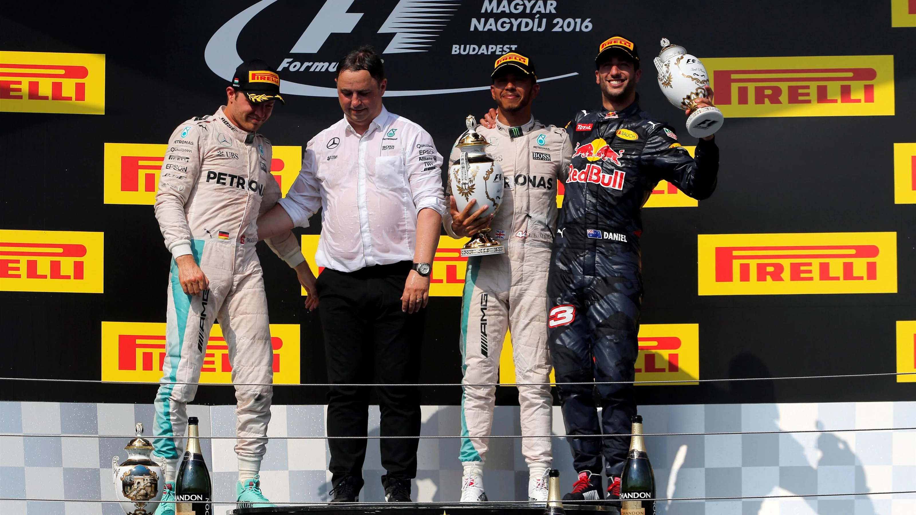 (L to R): Nico Rosberg (GER) Mercedes AMG F1, Ron Meadows (GBR) Mercedes AMG F1 Team Manager, race