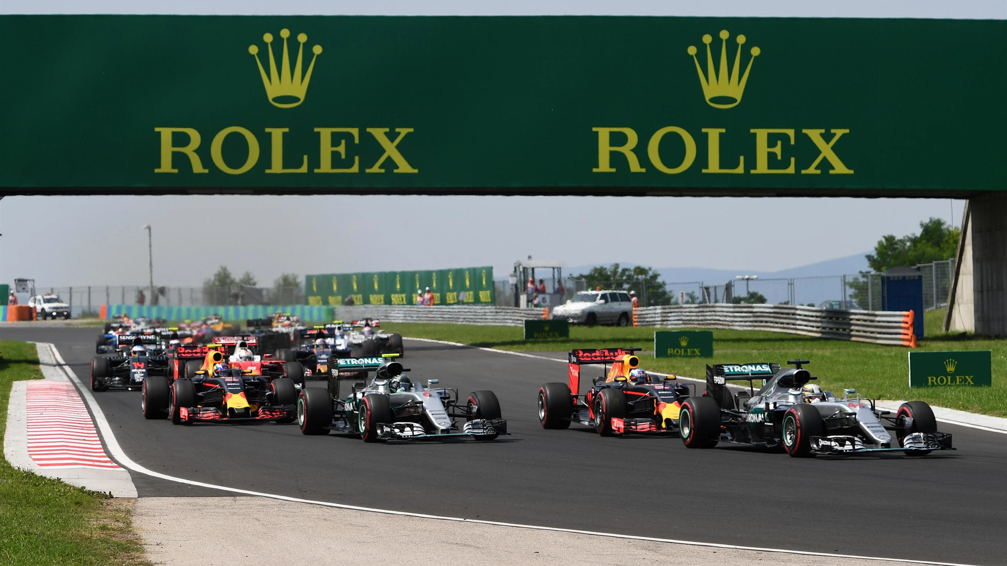 Lewis Hamilton (GBR) Mercedes-Benz F1 W07 Hybrid leads Daniel Ricciardo (AUS) Red Bull Racing RB12