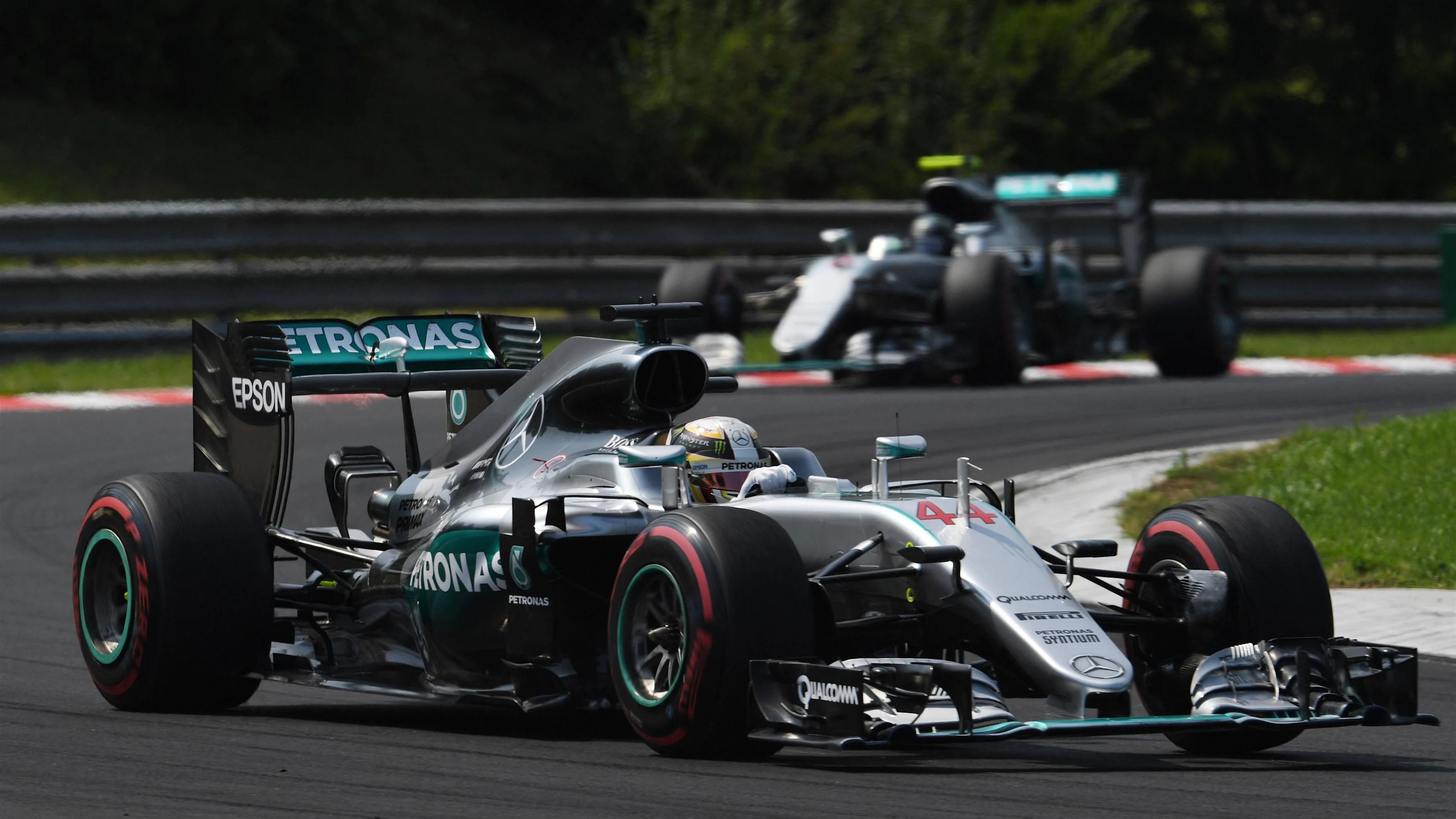 Lewis Hamilton (GBR) Mercedes-Benz F1 W07 Hybrid leads Nico Rosberg (GER) Mercedes-Benz F1 W07