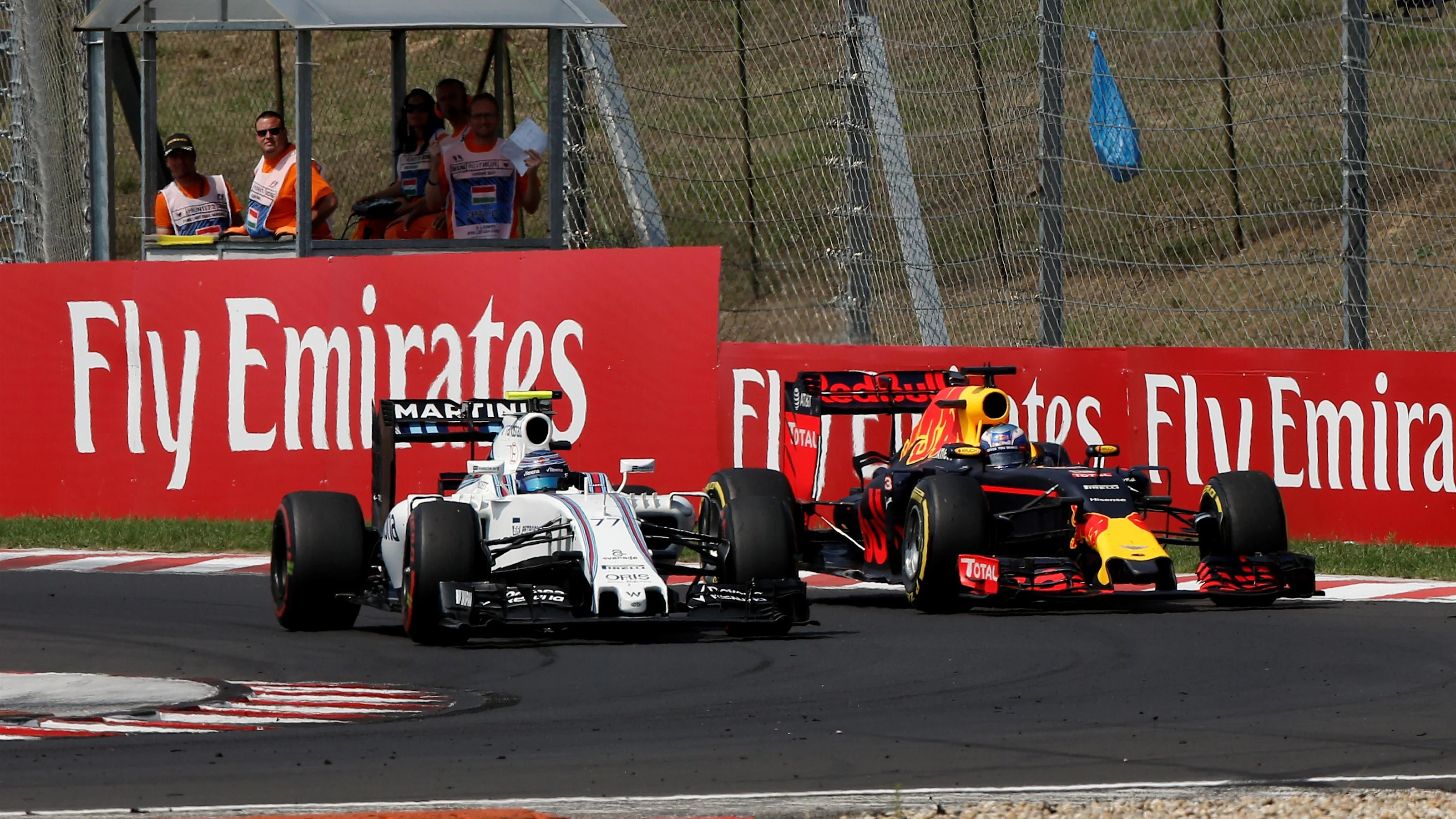 Valtteri Bottas (FIN) Williams FW38 and Daniel Ricciardo (AUS) Red Bull Racing RB12 battle at