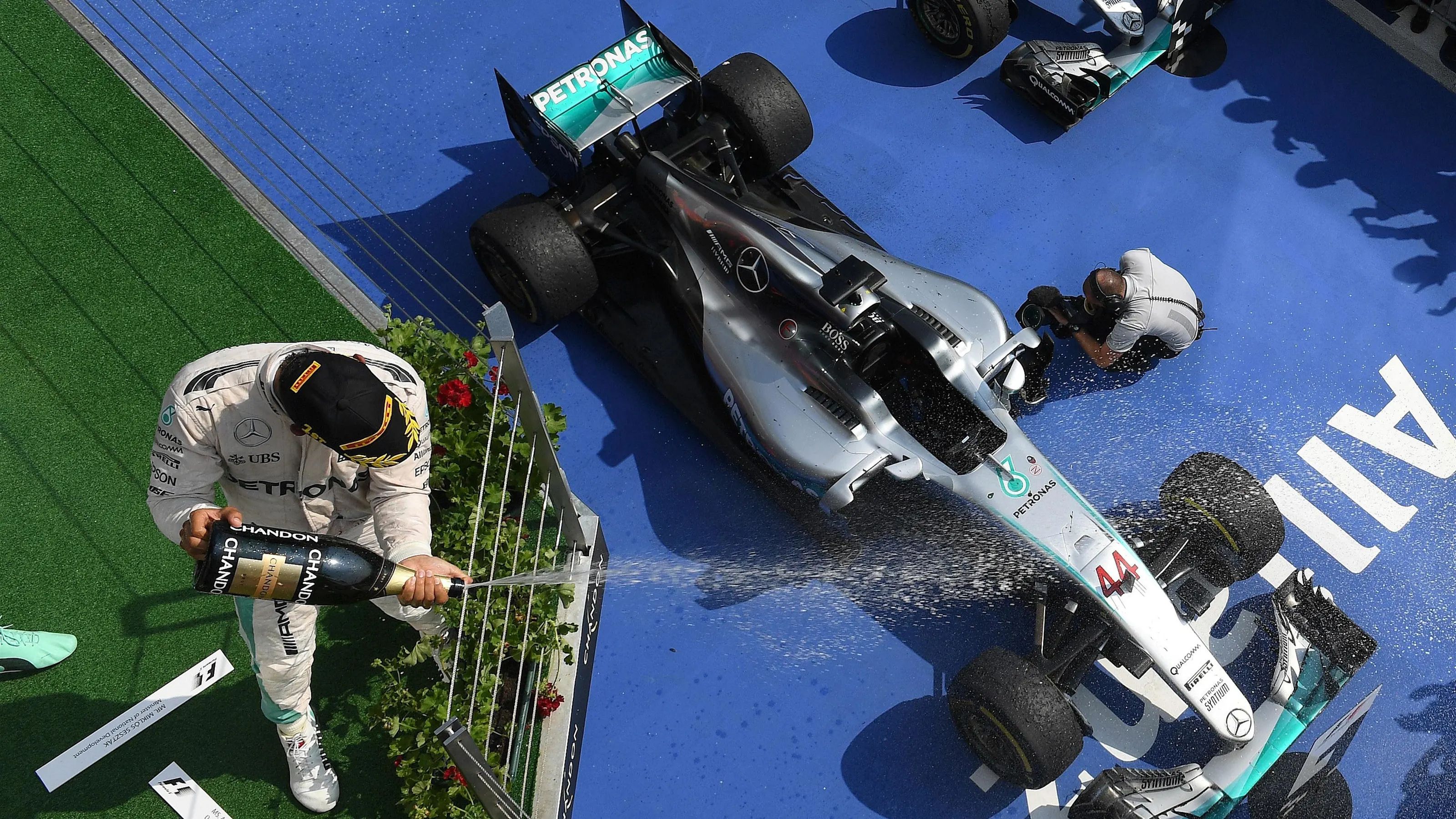 Race winner Lewis Hamilton (GBR) Mercedes AMG F1 celebrates on the podium with the champagne at