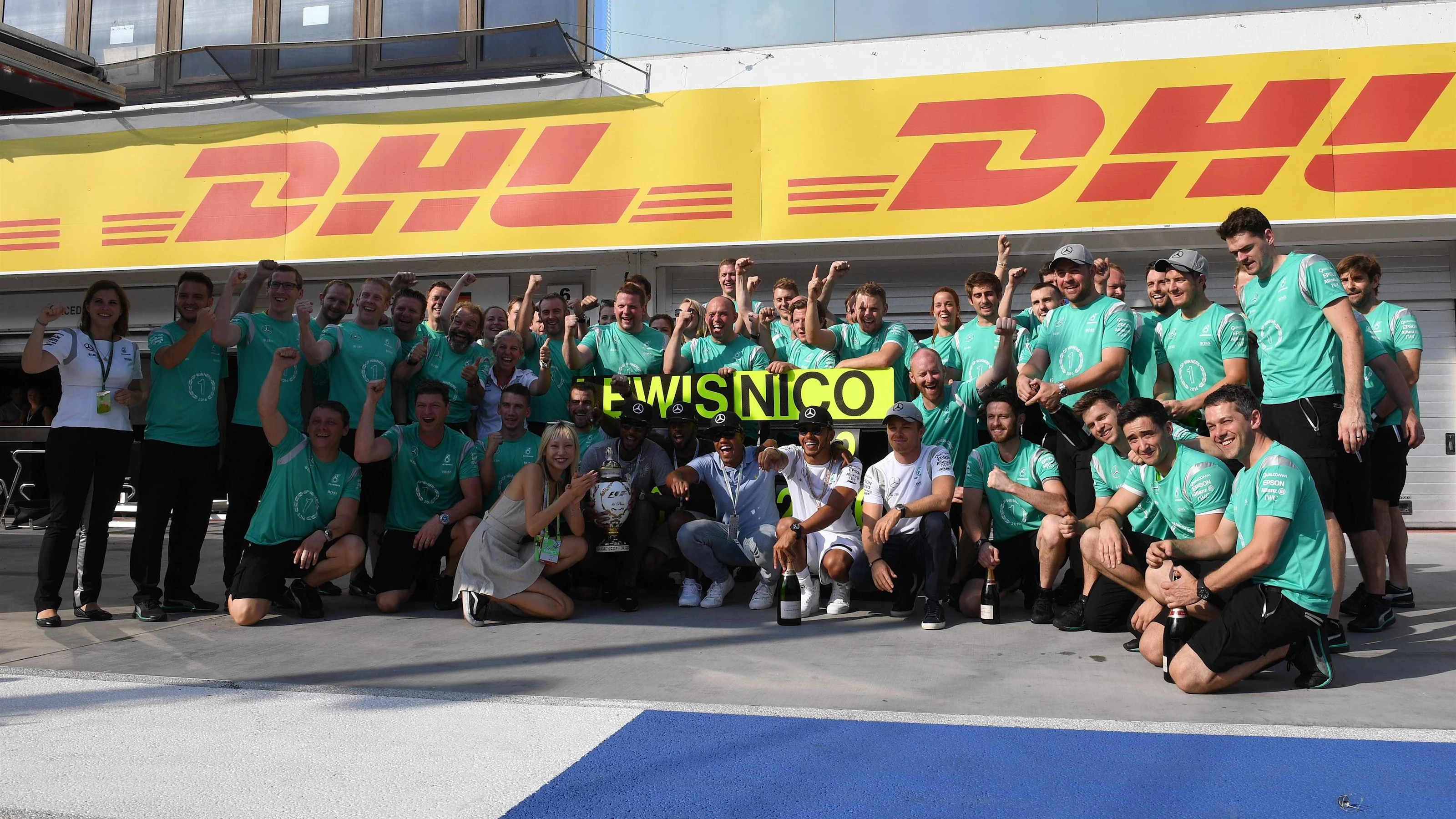 Race winner Lewis Hamilton (GBR) Mercedes AMG F1 celebrates with the team and Nico Rosberg (GER)