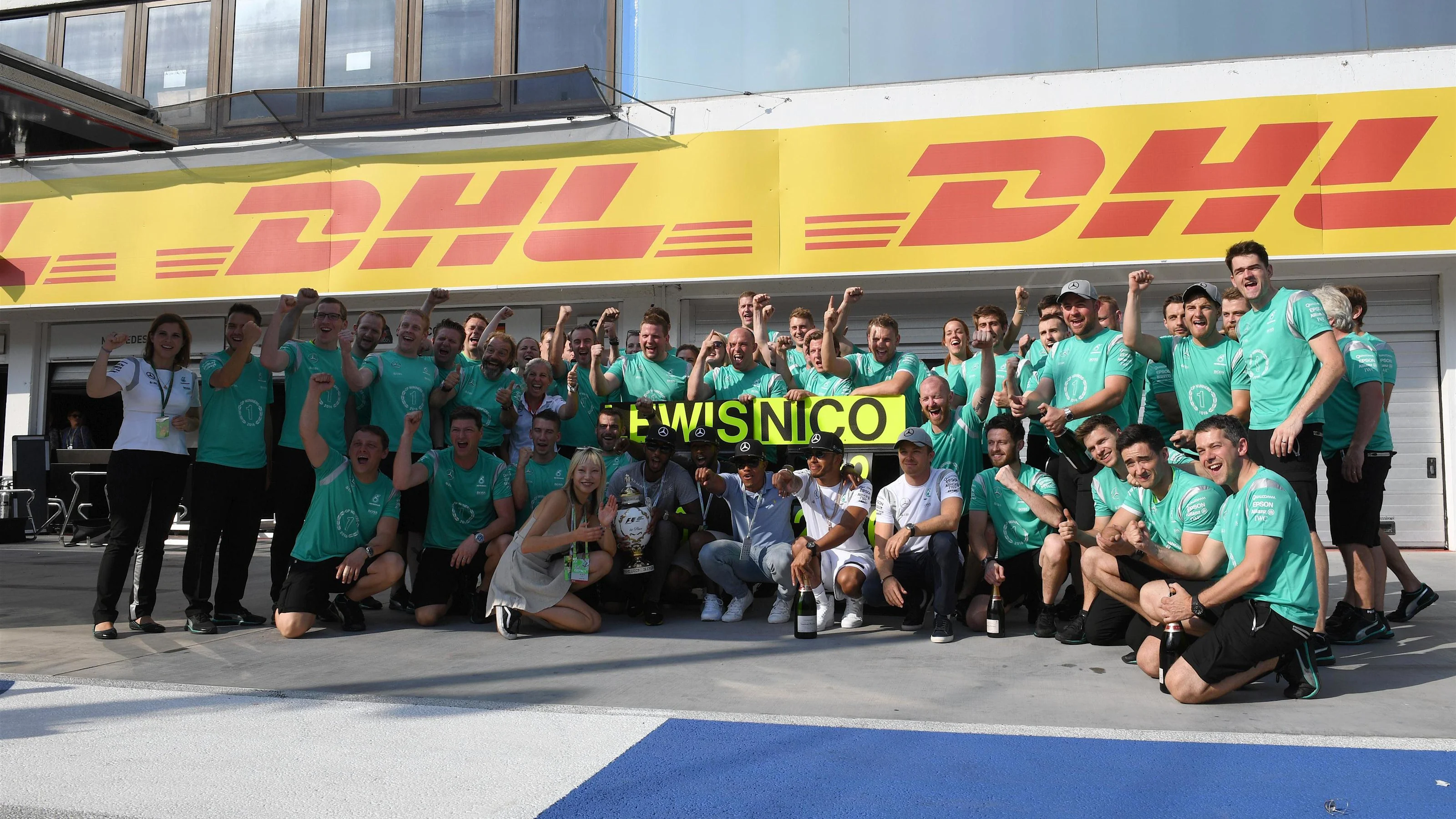 Race winner Lewis Hamilton (GBR) Mercedes AMG F1 celebrates with the team and Nico Rosberg (GER)