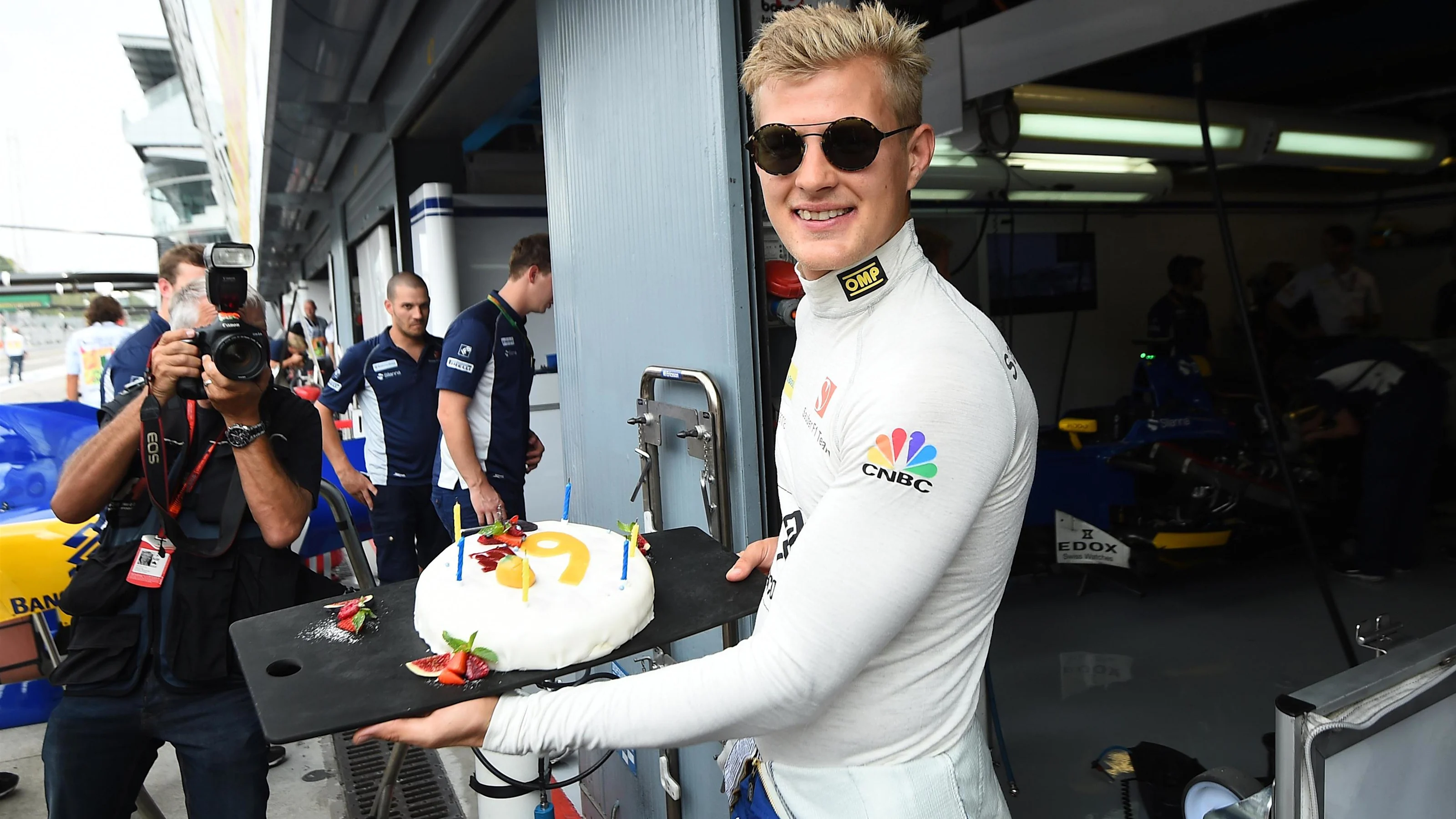 Marcus Ericsson (SWE) Sauber celebrates his Birthday with Monisha Kaltenborn (AUT) Sauber Team