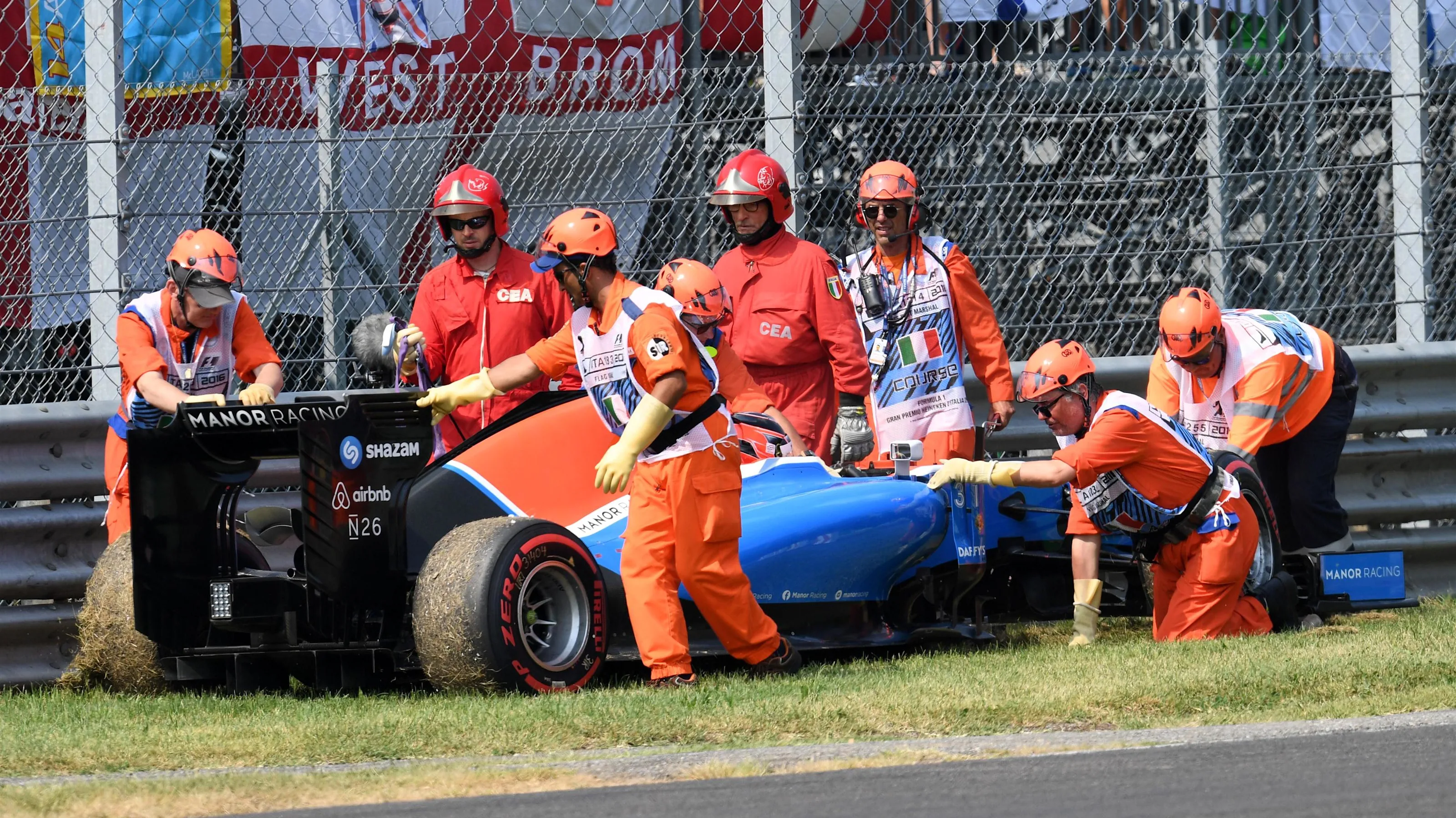 Esteban Ocon (FRA) Manor Racing MRT05 stops on track in Q1 and is recovered by marshals at Formula