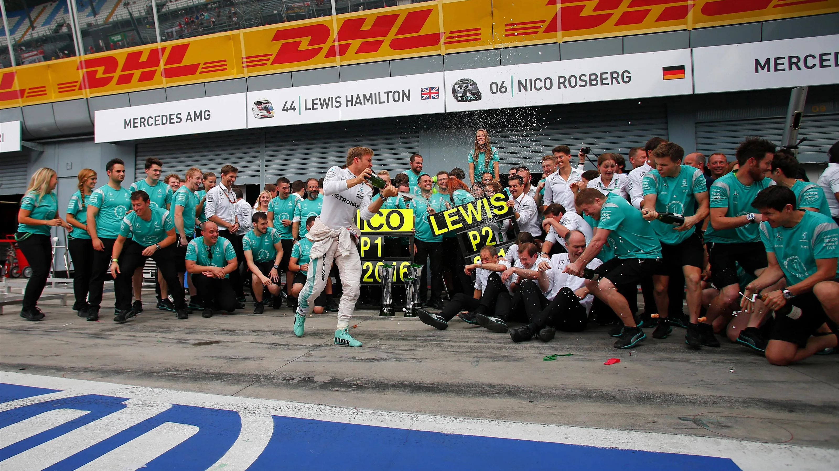 Race winner Nico Rosberg (GER) Mercedes AMG F1 celebrates wit hthe champagne and the team at
