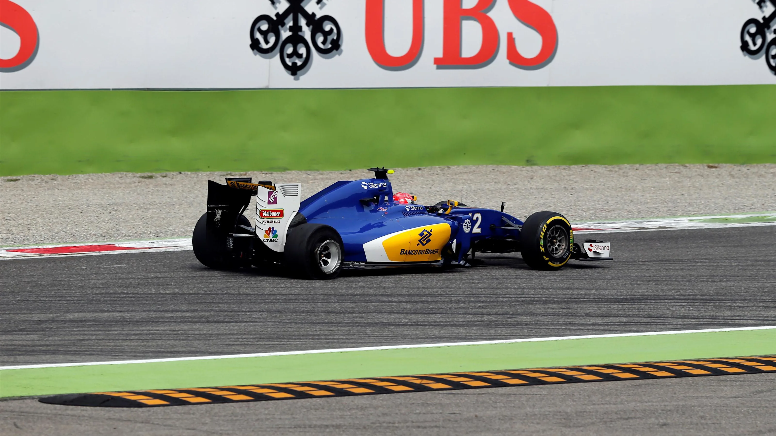 Felipe Nasr (BRA) Sauber C35 with a rear puncture after collision on lap 1 at Formula One World