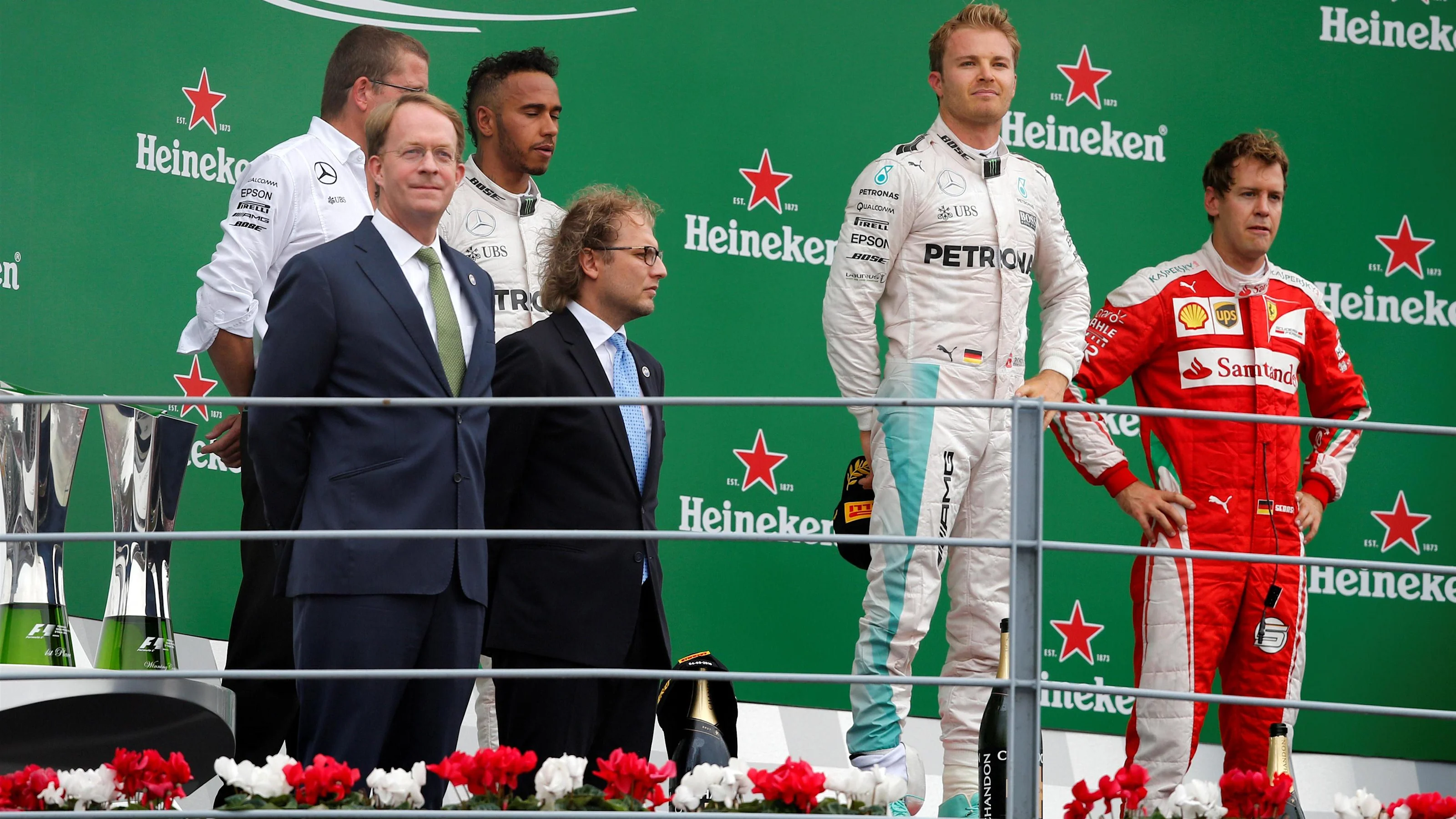 (L to R): Simon Cole (GBR) Mercedes AMG F1 Chief Track Engineer, Lewis Hamilton (GBR) Mercedes AMG
