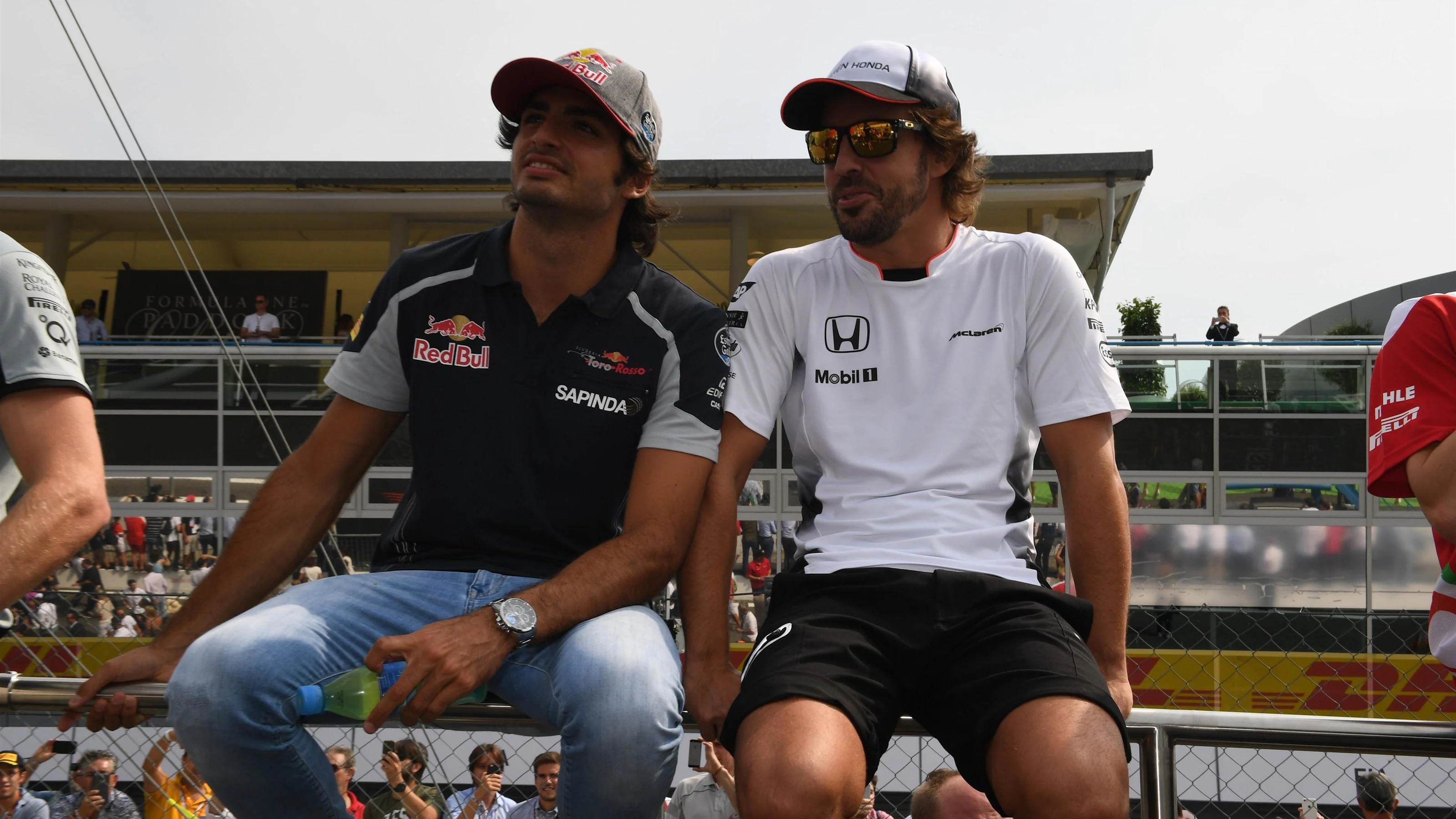 Carlos Sainz jr (ESP) Scuderia Toro Rosso and Fernando Alonso (ESP) McLaren on the drivers parade
