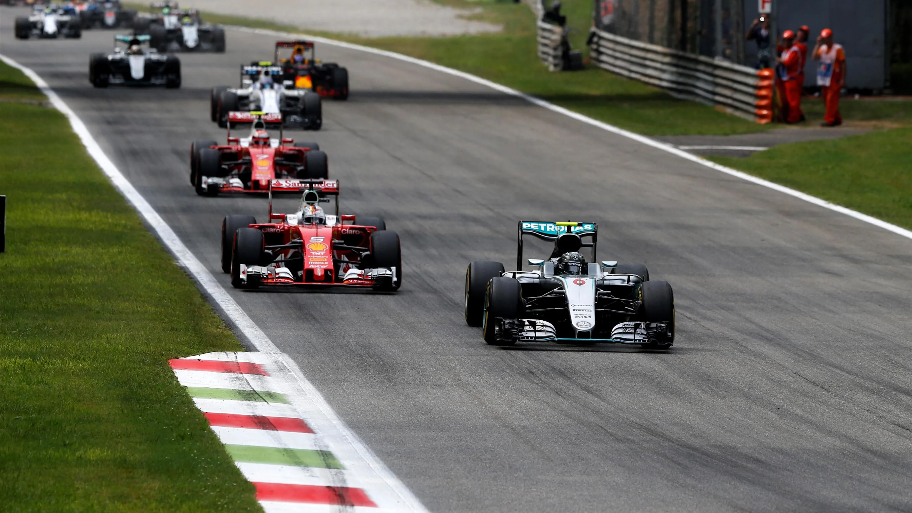Nico Rosberg (GER) Mercedes-Benz F1 W07 Hybrid leads at the start of the race at Formula One World