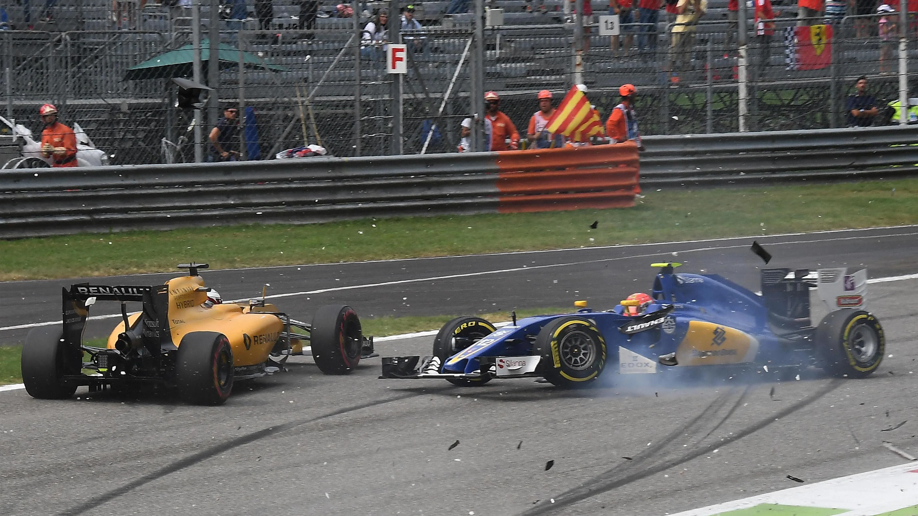 Kevin Magnussen (DEN) Renault Sport F1 Team RS16 passes the accident of Felipe Nasr (BRA) Sauber