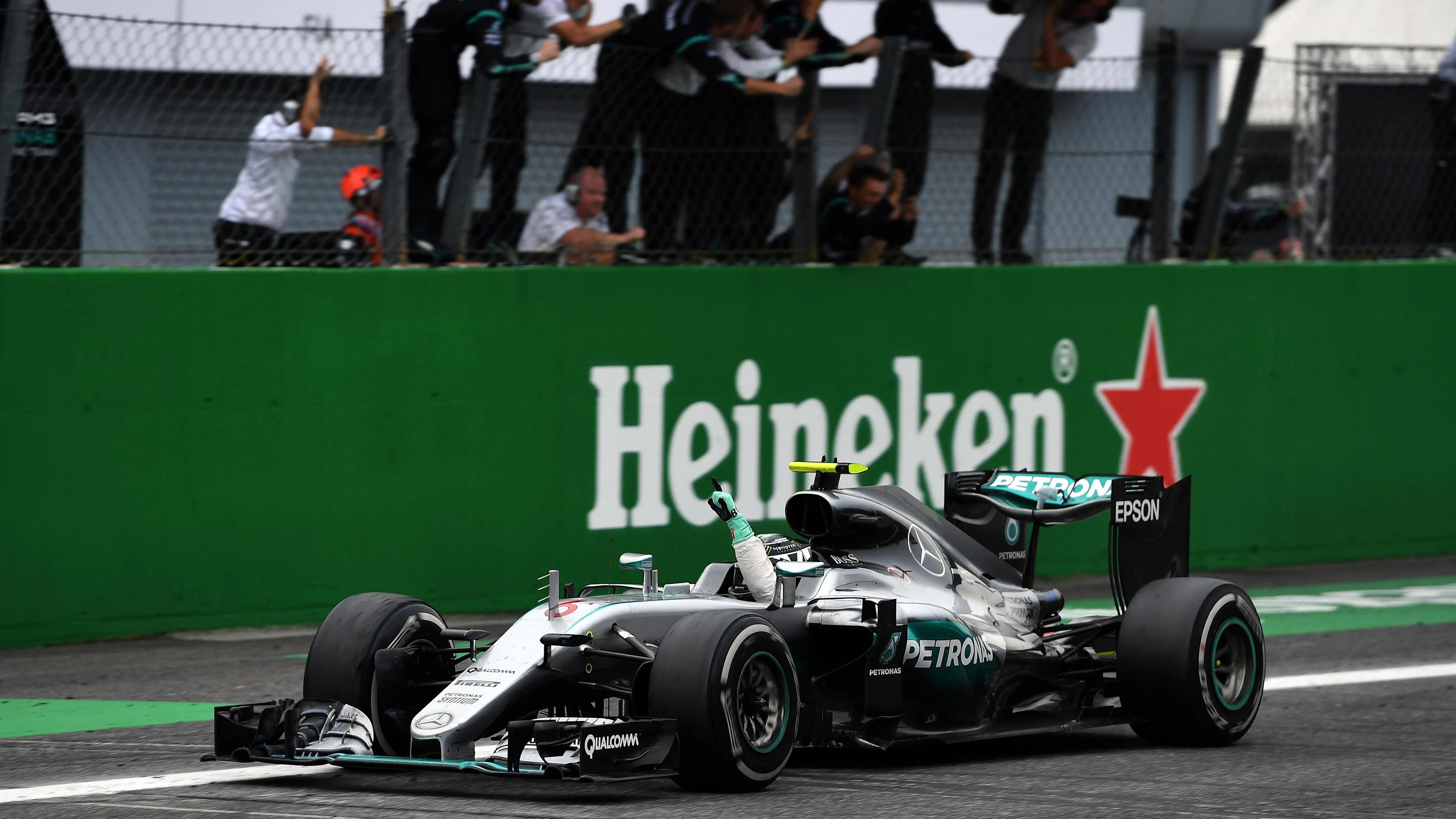Race winner Nico Rosberg (GER) Mercedes-Benz F1 W07 Hybrid crosses the line at Formula One World