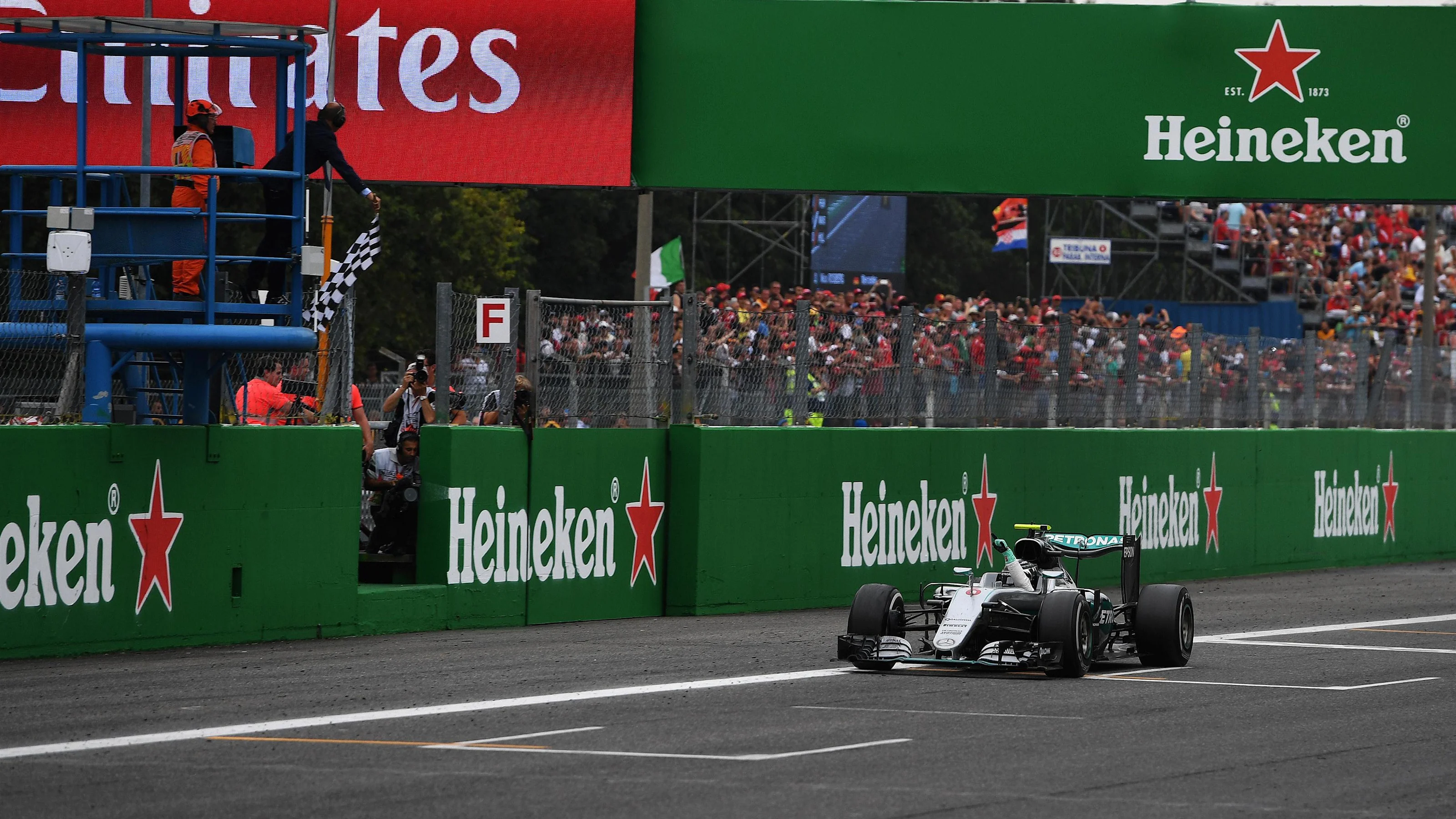 Race winner Nico Rosberg (GER) Mercedes-Benz F1 W07 Hybrid takes the chequered flag at Formula One